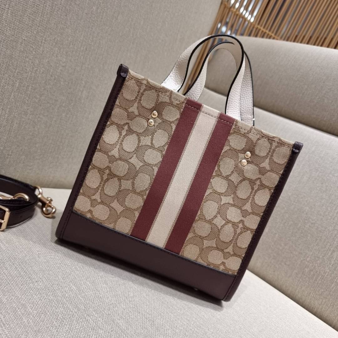 COACH C8406 DEMPSEY TOTE 22 IN SIGNATURE JACQUARD WITH STRIPE AND COACH PATCH คอลเลคชั่นใหม่ พร้อมส่งสีใหม่สุดปัง สวยคม ละมุนและมีความหรูในตัว กับกระเป๋าทรงโท้ท ไซส์กำลังสวย น่ารักน่าใช้ ฟังก์ชั่นการใช้งานสะดวกที่สุด มีทั้งสายคล้องในตัว และสายครอสบอดี้ วั