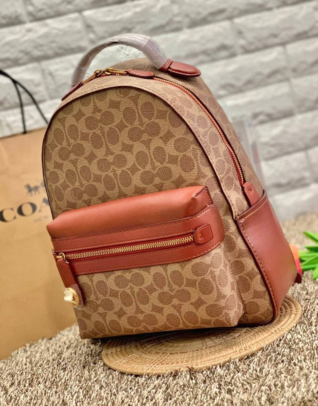 COACH CAMPUS BACKPACK IN SIGNATURE BAG ((32715)) LARGE พร้อมส่งอีกครั้ง ((ใบใหญ่)) ห้ามพลาด! กระเป๋าสะพายหลังแบบมีหูหิ้วได้ หนังแท้อย่างดี ลายหนังสวย สีหนังคลาสสิค ดูดีมากๆค่ะ ด้านหน้ามีช่องซิปขนาดกลางใส่มือถือหรือของจุกจิกได้ เปิดปิดกระเป๋าแบบซิปคู่ ภายใ