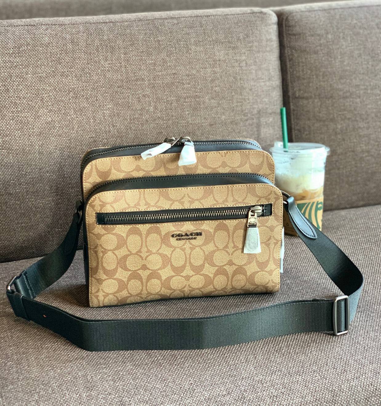 พร้อมสีออกใหม่ ห้ามพลาดค่าา!! COACH WEST CAMERA BAG IN SIGNATURE ((91485)) 🔺กลับมาตามคำเรียกร้องค่าา! กระเป๋าสะพายผู้ชาย((ผู้หญิงก็ใช่สวยทีเดียวค่ะ😘)) หนังแท้ ล่ยหนังCanvasสวยค่ะ มีช่องซิปหน้า//ช่องซิปกลางกว้าง//ช่องหลักแบบซิปคู่ ใส่สัมภาร