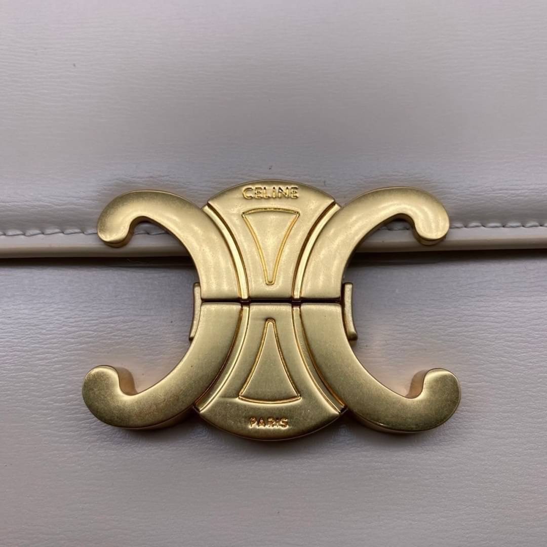 TEEN 18cm : CELINE TEEN TRIOMPHE BAG IN SHINY CALFSKIN / Celine Triomphe Bag / Celine Bag พร้อมส่ง 7 สี เกรดออริ 1:1 กระเป๋าแบรนด์หรูที่ควรมีแห่งปี รูปทรงสี่เหลี่ยมรุ่นฮอตฮิตของเหล่าดาราและเซเลบทั้งหลาย ดีไซต์เรียบหรู