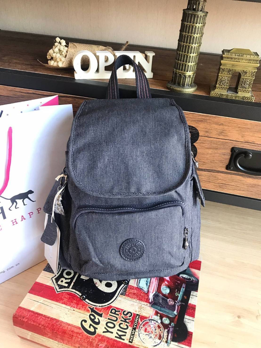 Kipling City Pack Mini Backpack จาก Mayday collection กระเป๋าเป้ วัสดุ 100% Polyamide ด้านหน้ามีช่องซิป ช่องเล็กใส่ของซ้าย ขวา ช่องหลักเปิดปิดด้วยตัวล็อค 2 ชั้น กระดุมแม่เหล็ก และซิป ภายในกว้าง ใส่ A4 ของใช้ เสื้อผ้าได้ แบ่งช่องเป็นสัดส่วน สายสะพานปรับได้