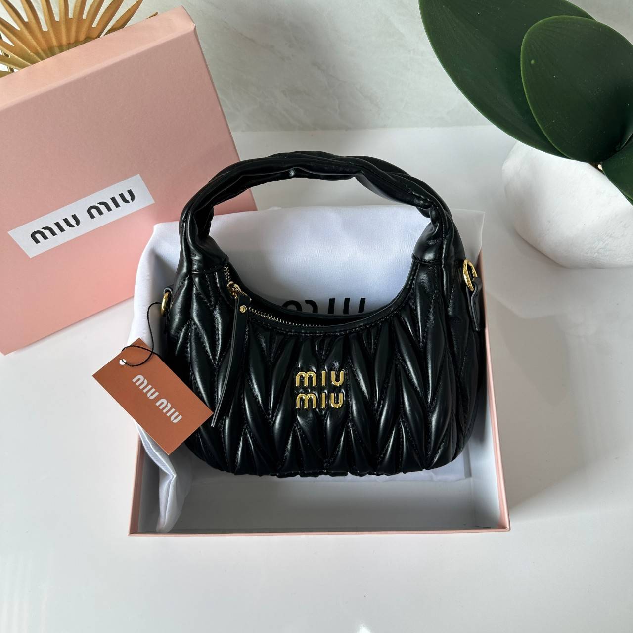 MIU MIU WANDER MATELASSÉ MINI HOBO BAG กระเป๋าถือ/กระเป๋าสะพายข้าง แบรนด์ดังจากอิตาลี ด้วยเอกลักษณ์ความโดดเด่น