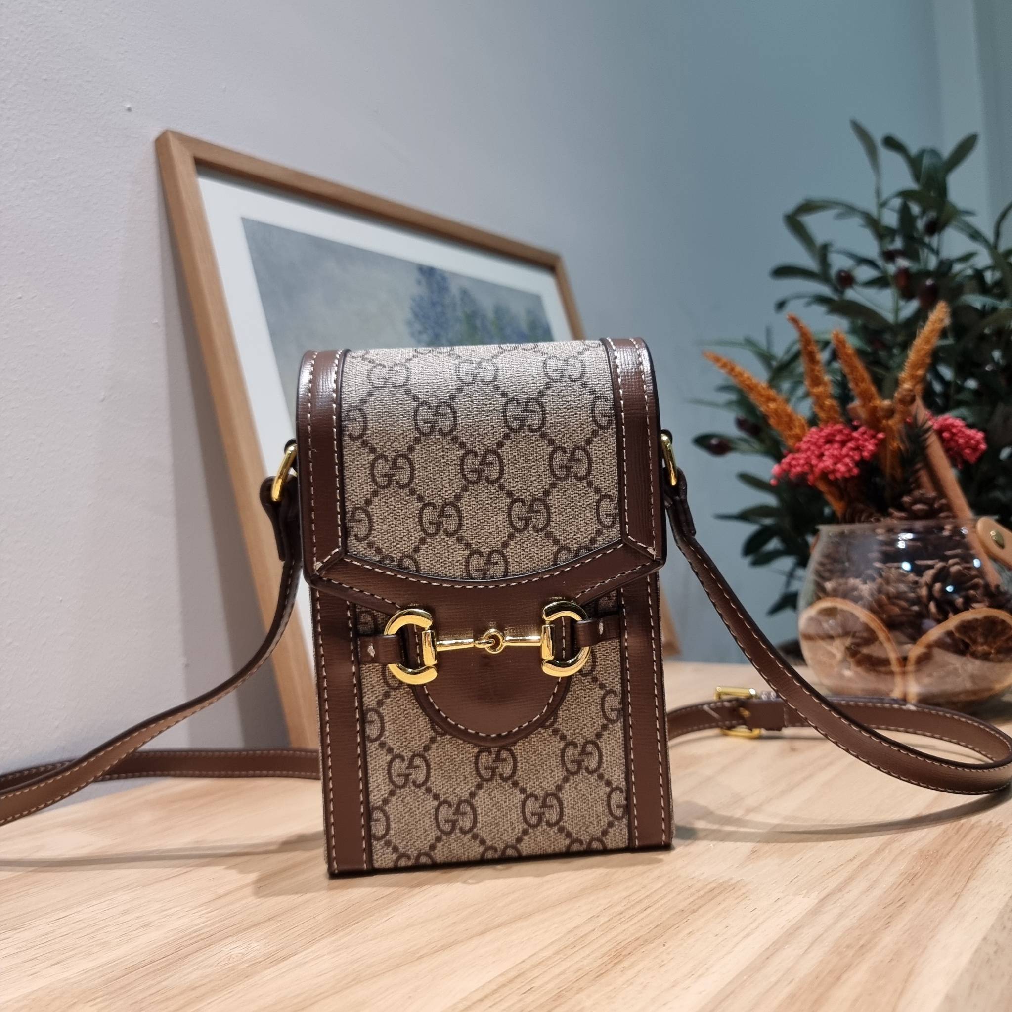 Set 3 ชิ้น Gucci Horsebit 1955 mini bag / Gucci Phone Bag box set ชวนสะสม ใครมองหาของขวัญอยู่ เซ็ทนี้จัดว่าเลิศมาก! กับการจับเอารุ่นยอดฮิต มามิกซ์รวมกับไอเท็มสุดคุ้มของมันต้องมี!! จัดเรียงให้อยู่ในกล่อง box set ลิมิเต็ด ที่มีทั้งแว่นตา gentle monster แบรน
