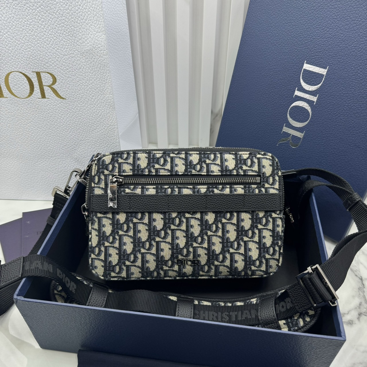 DIOR Medium Safari Bag with Strap / The hallmark Safari bag / Black Blue Oblique Jacquard / DIOR Messenger Bag กระเป๋าสะพายทรงแมสเซ็นเจอร์เอกลักษณ์ของแบรนด์แห่งตำนานความหรู