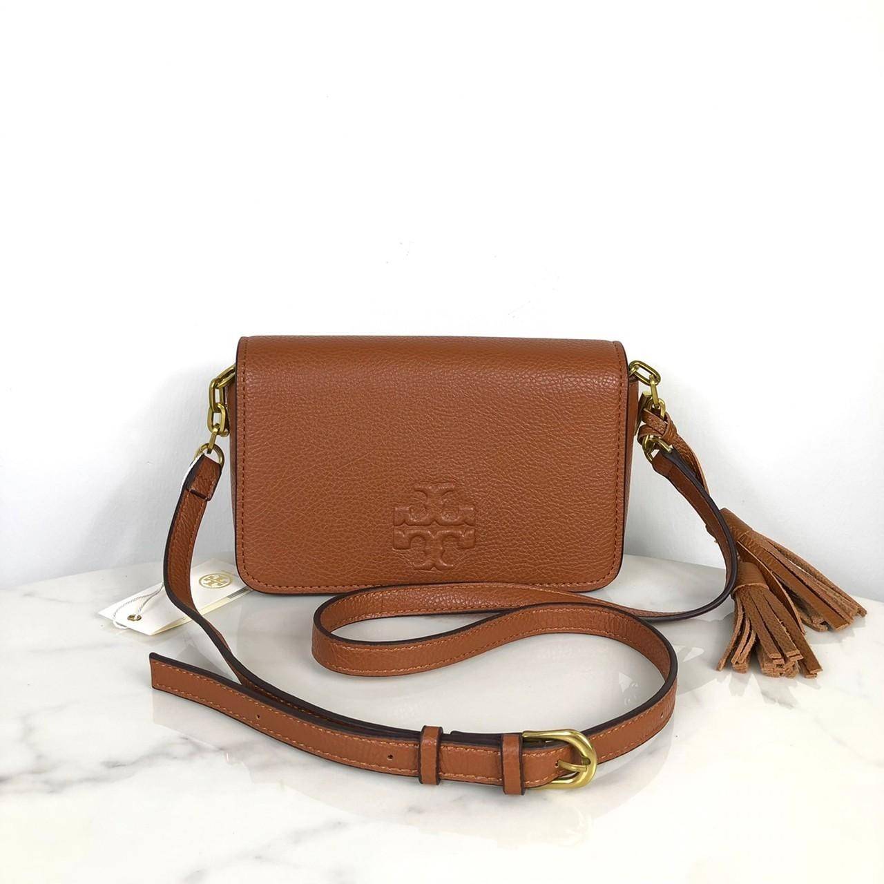 TORY BURCH shoulder bag พร้อมส่งที่ไทย กระเป๋าสะพาย TORY BURCH เปิด - ปิดกระเป๋าด้วยกระดุมแม่เหล็ก ด้านในโล่ง มีช่องเล็ก 1 ช่อง สายสะพาย สามารถปรับได้ 4 ระดับค่ะ