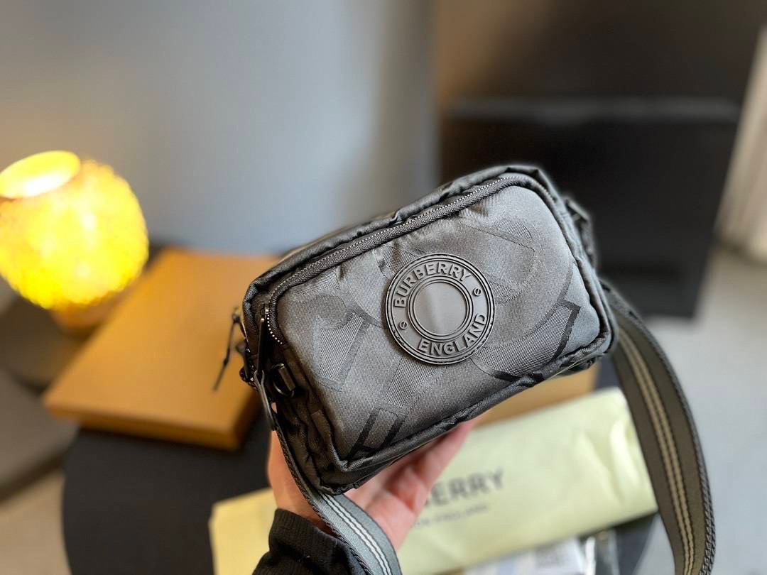BURBERRY FRAGRANCES BELT BAG / Burberry Messenger nylon bag กระเป๋าสะพายข้างแบบ UNISEX ใช้ได้ทุกเพศ วัสดุไนลอน กันน้ำได้อย่างดี ลายสุดหรูตามแบบฉบับของแบรนด์
