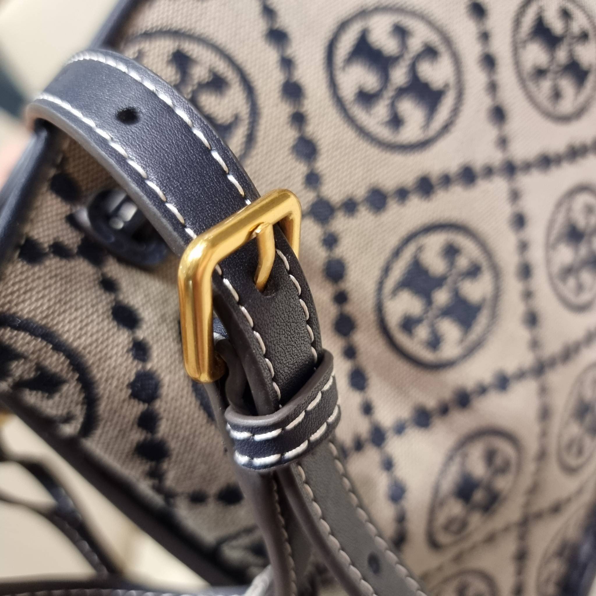 TORY BURCH T MONOGRAM JACQUARD BELL BAG คอลเลคชั่นใหม่ กับกระเป๋าลายโมโนแกรมยอดฮิต ที่มาในรูปทรงดีไซน์สวยเก๋ ชิคๆคูลๆ รับรองว่าไม่มีเกร่อ ตัวกระเป๋าทรงเหลี่ยม รูปเก็บทรงได้ในส่วนของปากกระเป๋า หรือไม่รูด ก็ได้ความสวยไปอีกแบบ วัสดุผ้า jacquard ตัดสลับหนังแท