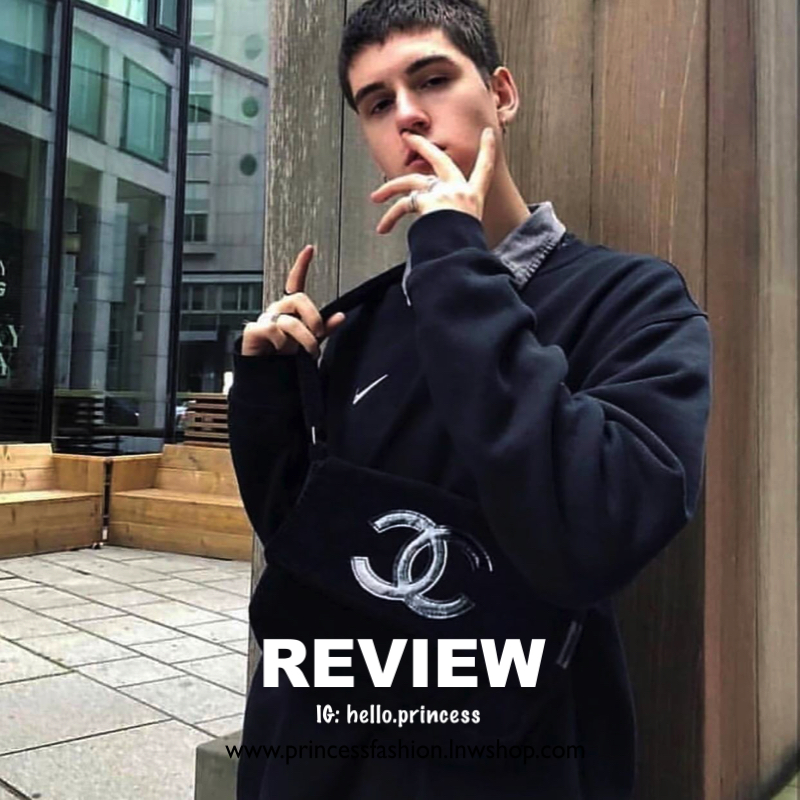 Chanel Beaute Crossbody Bag กระเป๋าสะพาย VIP GIFT ของแท้ จาก Chanel Cosmetic แท้💯 วัสดุขนวูลหนานุ่ม ตัดโลโก้แบรนด์หนังสีขาวสวยโดดเด่น น้ำหนักเบา เปิดปิดด้วยฝาปิดกระดุมแม่เหล็ก ใบใหญ่กำลังดี ใส่ iPad, กระเป๋าสตางค์ใบยาว, และของจุกจิกได้เยอะ มาพร้อม