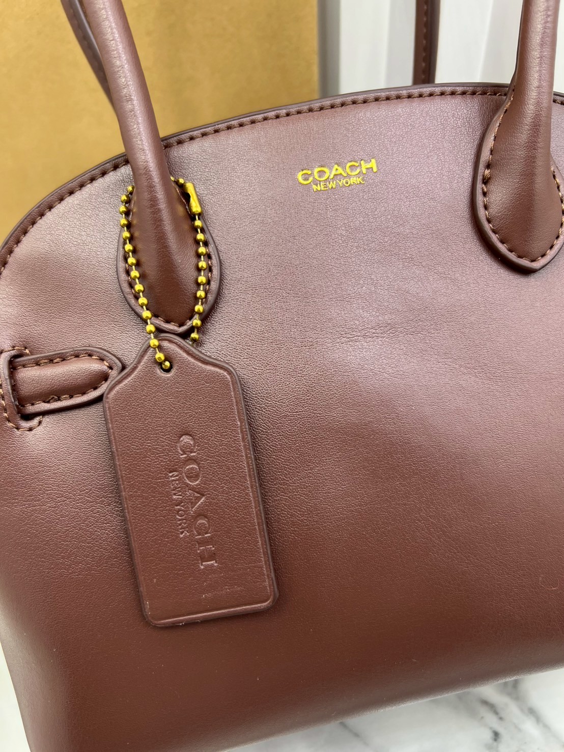 ORI หนังแท้ | Coach Soft Empire Carryall Bag 28 กระเป๋าสะพายทรงโฮโบ รุ่นใหม่ล่าสุด ดีไซน์เรียบง่าย สะพายไปคาเฟ่ ไปเที่ยวถ่ายรูปสวยๆ คือเหมาะสุดๆ หูสะพายยาว พอดีไหล่ ภายในแบ่งสัดส่วนไว้ดี ใบจริงหนังสวยมากๆ