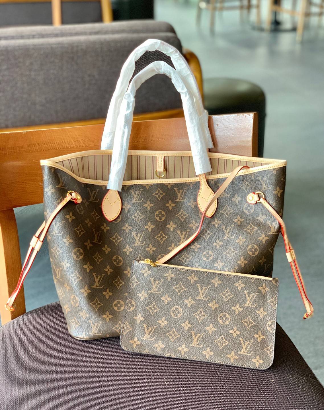 VIP 】LOUIS VUITTON NEVERFULL MM พร้อมส่ง มาพร้อมใบลูก สุดคุ้มค่าา❗️ กระเป๋าหิ้ว//คล้องไหล่ ใบใหญ่ ทรงสุดฮิตจาก LV premium gift เคาเตอร์ ตปท. หนังแท้ นิ่มลายLV ทั้งใบสวยงามค่ะ ปากกระเป๋ามีตัวคล้อง ภายในกระเป๋กว้างมากๆ สาวๆที่สัมภาระเยอะหายห่วงเลยค่ะ