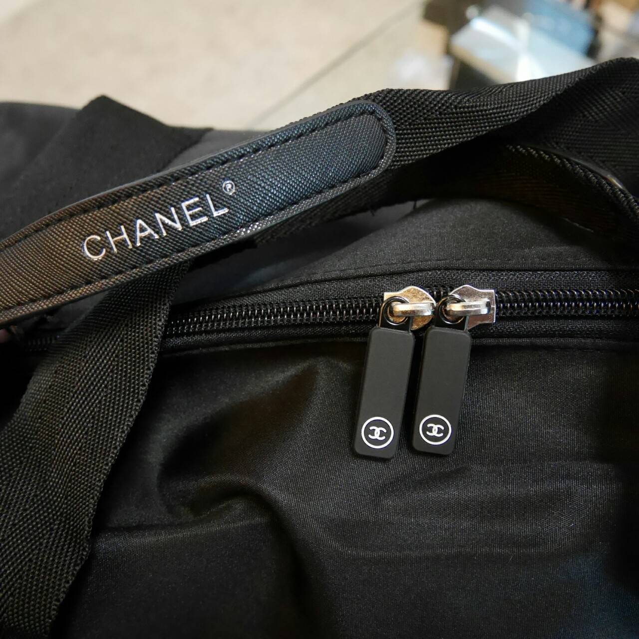 Must Have Now!!! กับ ไอเท็มที่ต้องมีติดตู้!! Chanel VIP Extra Large Tote/Duffle Bag กระเป๋าเดินทางแบบถือ ทรงยอดฮิต กันน้ำได้เต็มใบ 100% ด้านหน้าสกรีนโลโก้แบรนด์ เปิดปิดด้วยซิป ด้านในส่ของได้จุใจ มีช่องใส่ของเป็นสัดส่วน แถมมีช่องพิเศษใส่รองเท้าได้อีกด้วยคะ