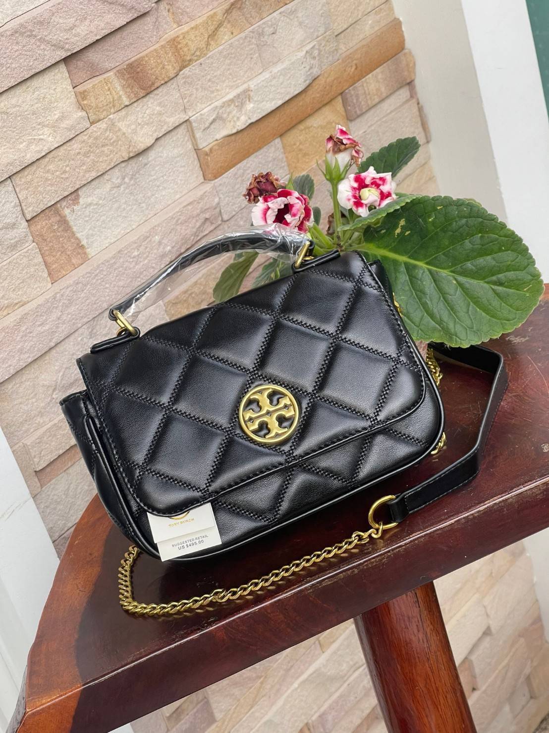 Tory burch crossbody and mini top handle Bag กระเป๋าถือที่มีดีไซน์แสนจะธรรมดาแต่ให้ลุดสุดชิด โดยลวดลายการเดินด้ายกระเป๋าที่มีรสนิยมดูแล้วคลาสสิค ตัวกระดุมของกระเป๋าเปิด-ปิดได้ง่าย หนังมีความนิ่ม จะถือก็ให้ความเก๋ได้อีกแบบ เหมาะกับการไปเที่ยวทั้งในวันสบาย