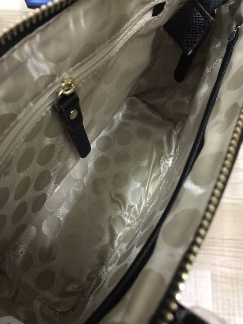 Kate Spade New York Cedar steet Harmony Body Bag กระเป๋าถือหรือสะพาย หนัง Saffiano ความยาวสายโซ่ต่อหนัง100cm. ถอดออกได้ ความสูงของหูจับ14cm ภายในมีช่องซิปและช่องเล็ก มีหมุดรองฐานกันรอย 4 มุม อะไหล่ทองทั้งใบ ขนาดกำลังดี ใส่ของจุกจิก มินิไอแพคได้ค่ะ