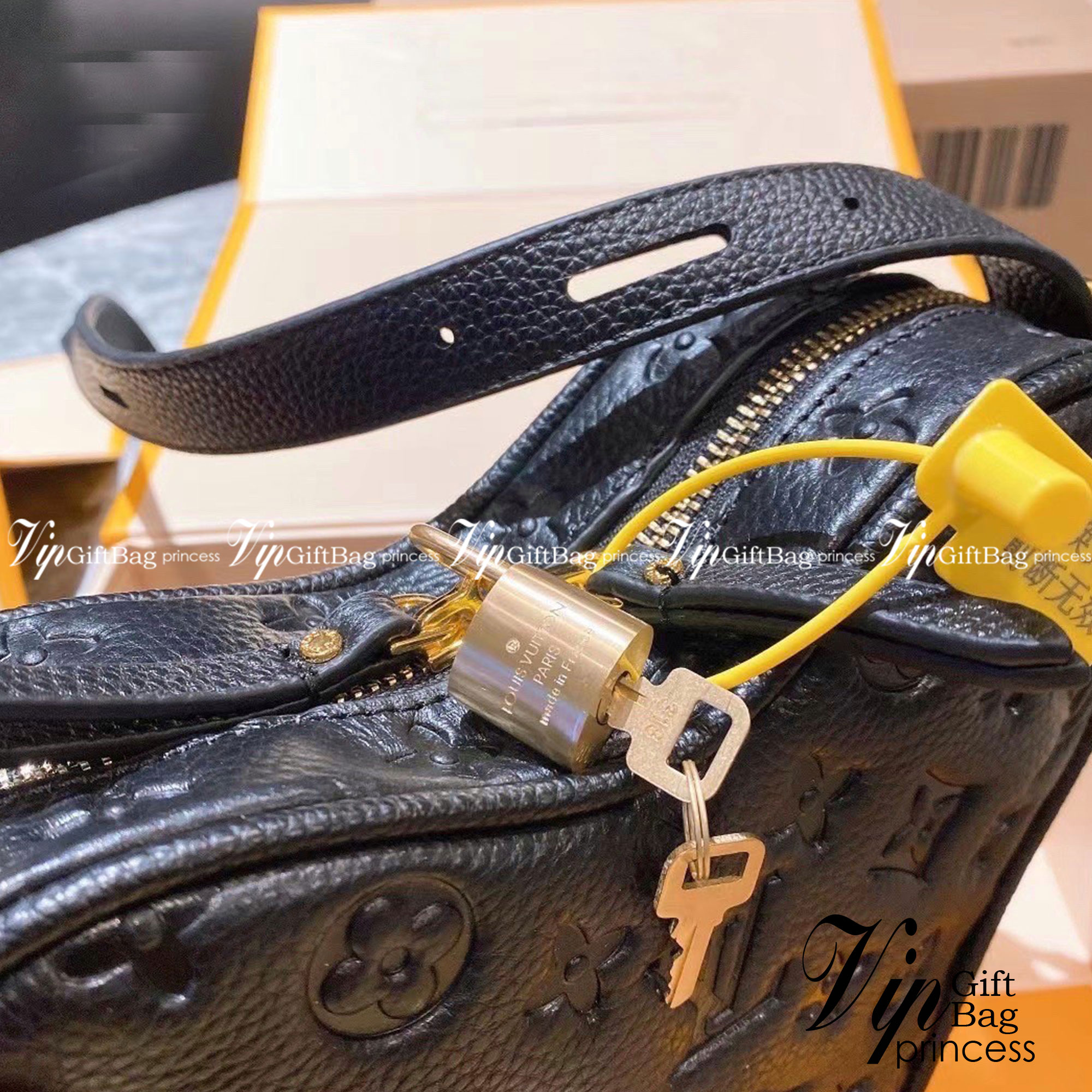 LV Sac Coeur handbag / LV Heart Puffy Bag ปังไม่ไหว กระเป๋าสะพายรูปทรงหัวใจ งานสวยเป๊ะ หนังปั้มลายโมโนแกรม แมทง่ายเข้าได้ทุกลุค ภาพสินค้าถ่ายจากงานขายจริง ใช้งานต่างประเทศได้