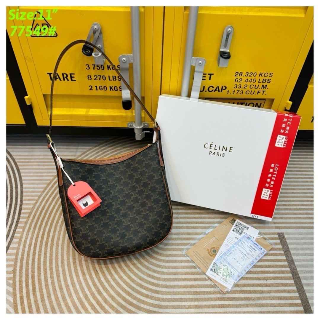 CELINE HELOÏSE CUIR TRIOMPHE Small Bag in Triomphe Canvas กระเป๋าสะพายทรงโฮโบ คอลเลคชั่นใหม่ ฮิตข้ามปี ใบใหญ่จะสัมภาระได้เยอะ รูปทรงใช้งานง่ายที่สุด สายสะพายในตัว สวยหรูผู้ดี