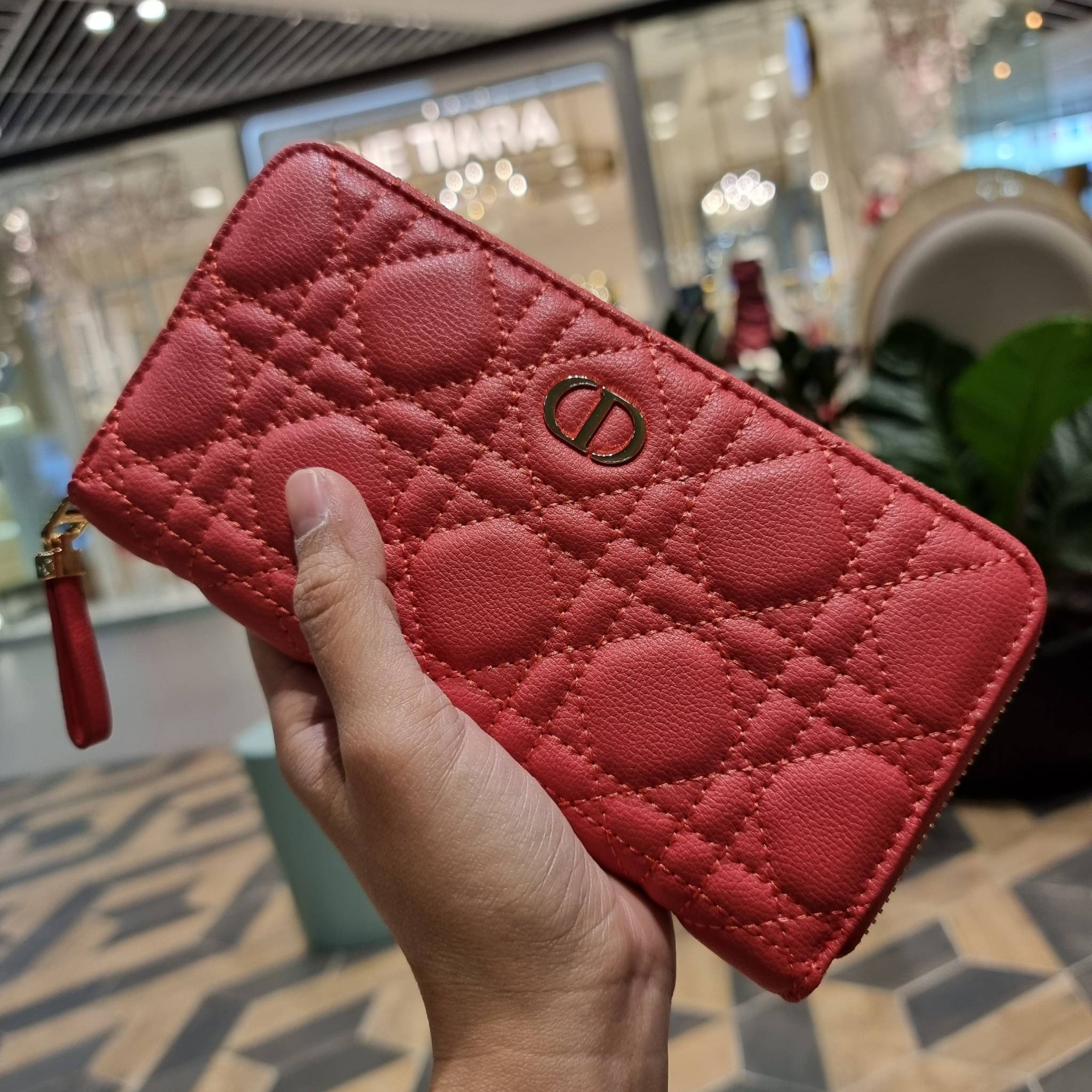 VIP 】CD LONG WALLET WITH GWP ใหม่ล่าสุด กระเป๋าสตางค์ใบยาว พิเศษจาก duty free ใบจริงสวยคม ใช้แล้วรับทรัพย์ ขับผิว วัสดุหนังแท้เต็มใบ สัมผัสดีงาม เปิด-ปิดด้วยซิปรอบ ภายในใส่บัตรได้เยอะ ใส่ธนบัตรได้เต็มที่ มีช่องซิปใส่เหรียญได้ พร้อมส่งความสวยถึงบ้านแบบครบเ