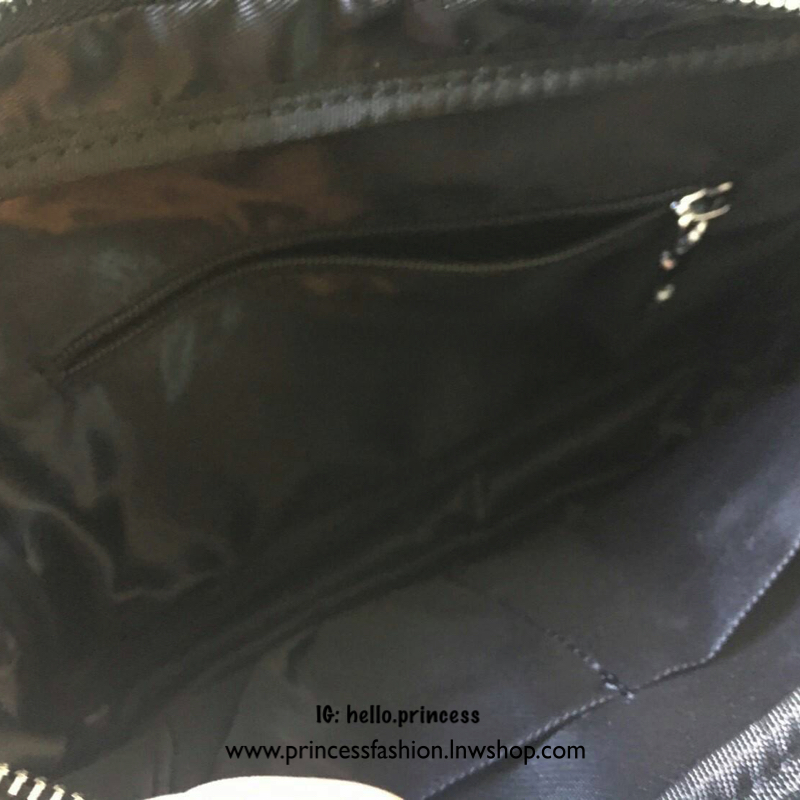 พร้อมส่งกับงานพรีเมี่ยมกิ้ฟ แบรนด์ดังอย่าง prada ต้องมีจริงๆคะสำหรับทรง messenger ทรงยอดฮิต สำหรับท่านชาย เนื้อผ้า Polyester มาพร้อมกับทรงสูง ใส่ipad หนังสือ ได้หมดคะ เปิดปิดด้วยซิปอะไหล่เงิน อะไหล่สีเงินทั้งใบ จะซื้อใช้เองหรือบมอบเป็นของขวัญ ก็ถุกใจแน่นอ