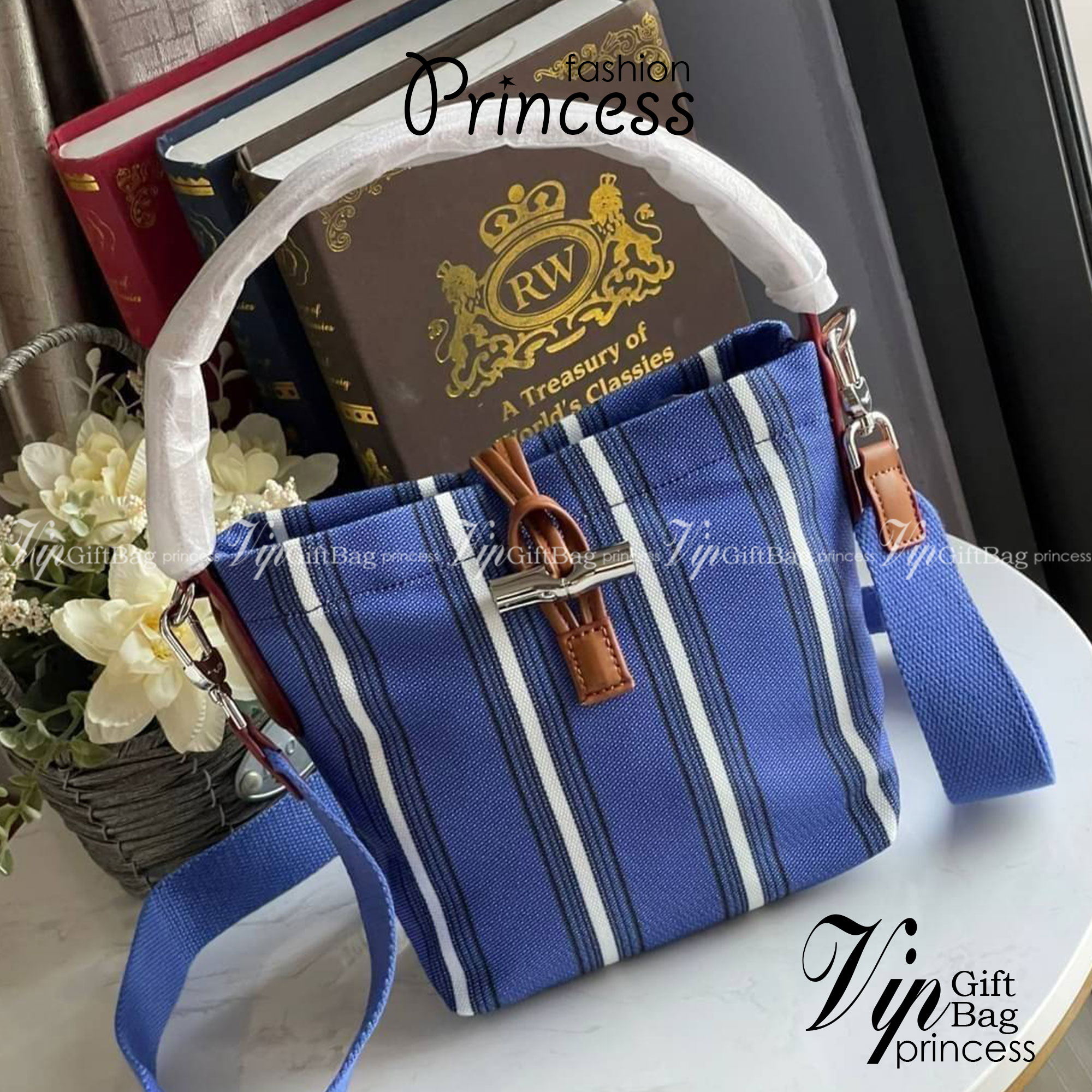 LONGCHAMP ROSEAU ESSENTIAL RAYÉ Bucket bag S - Blue สำหรับใครที่ต้องการกระเป๋าแบบใช้งานได้ในหลาย ๆ โอกาส สีสันกระเป๋าสามารถแมทช์ได้ง่ายกับเสื้อผ้า Longchamp รุ่นนี้สามารถตอบโจทย์ เป็นกระเป๋าที่ขนาดกำลังพอดี