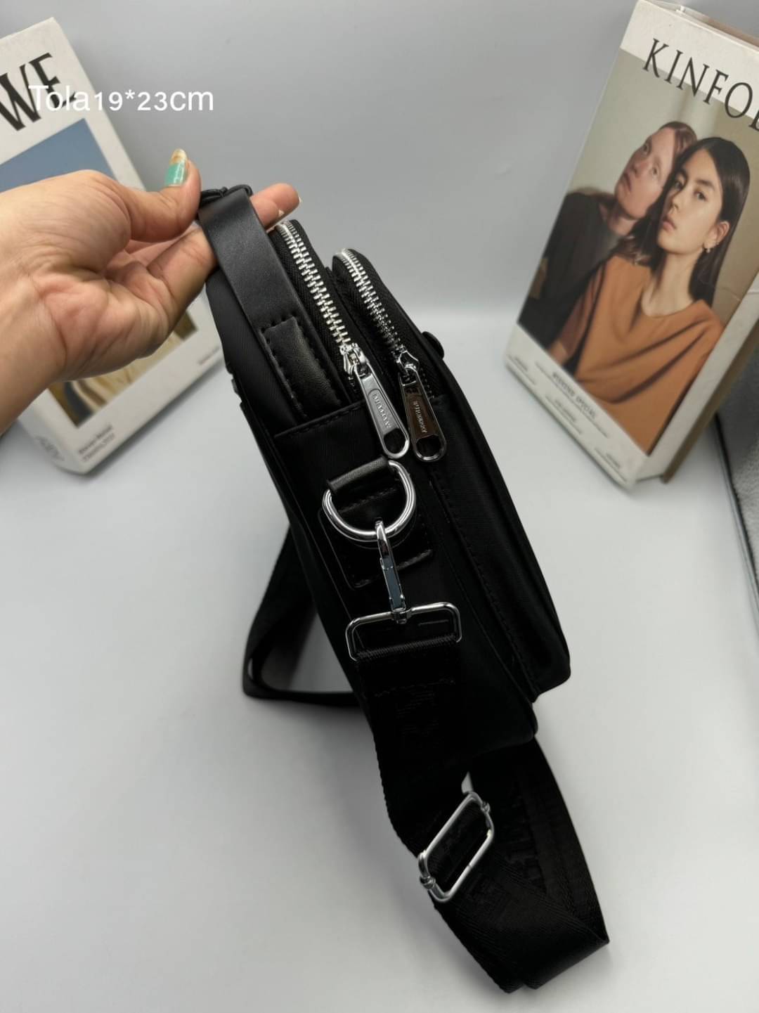 BURBERRY MESSENGER BAG กระเป๋าทรงแมสเซ็นเจอร์สีดำคลาสสิค ขนาดกำลังดี ดีไซน์ใหม่ล่าสุด!! แบ่งช่องซิปใช้งานง่าย มีหูจับในตัว สายสะพายยาวถอดได้ สาวๆซื้อให้แฟนต้องเป็นปลื้มแน่นอน หรือใครมองหาของขวัญช่วงสิ้นปี ใบนี้ตอบโจทย์ถูกใจคนรับแน่นอนจ้า