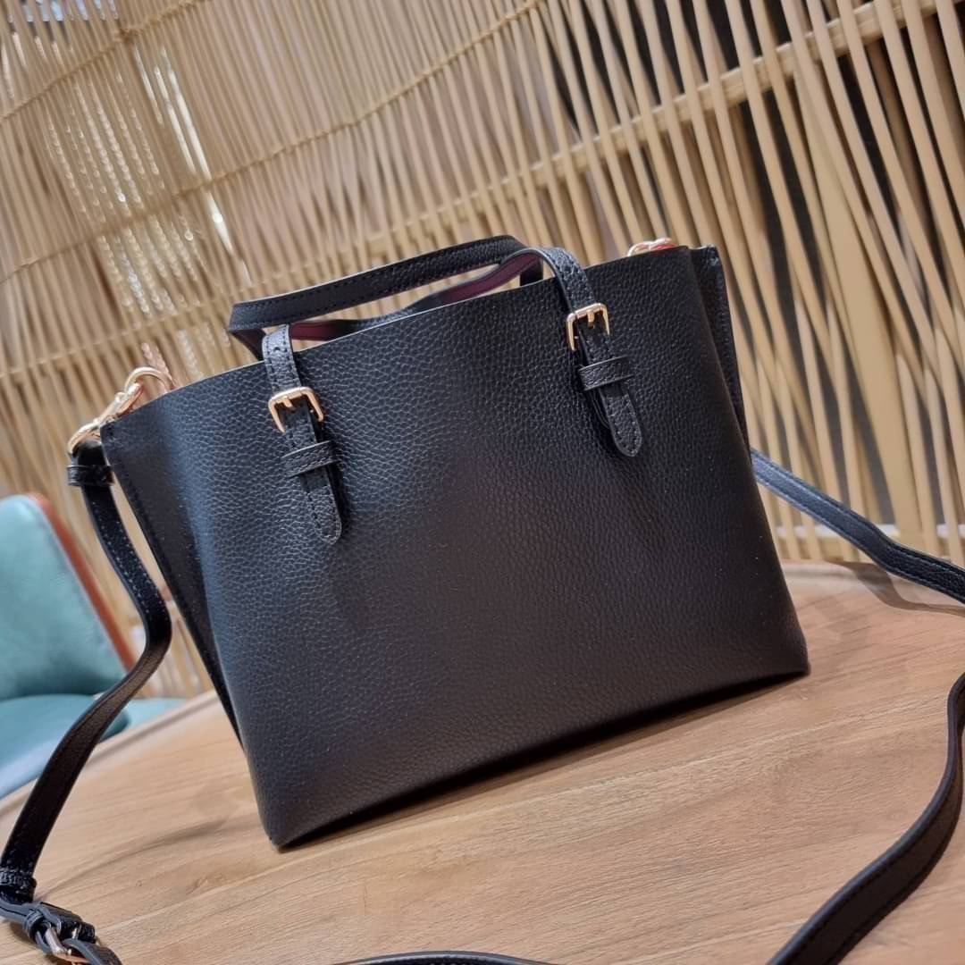OUTTLET 】COACH MOLLIE TOTE 25 (C4250 C4084) น้องคนสวยอีกหนึ่ง!! กระเป๋าโท้ทไซส์เล็กที่สาวๆหลงรัก ดีไซน์คลาสสิคเหมือนเดิม เพิ่มเติมคือสะดวกขึ้นเยอะ!! ย่อส่วนมาจากใบใหญ่เป๊ะๆ น่ารักน่าใช้มากๆ วัสดุหนัง crossgrain ทนทาน ใช้งานง่าย เรียบหรูดูดีม้าก!! ภายในโล่