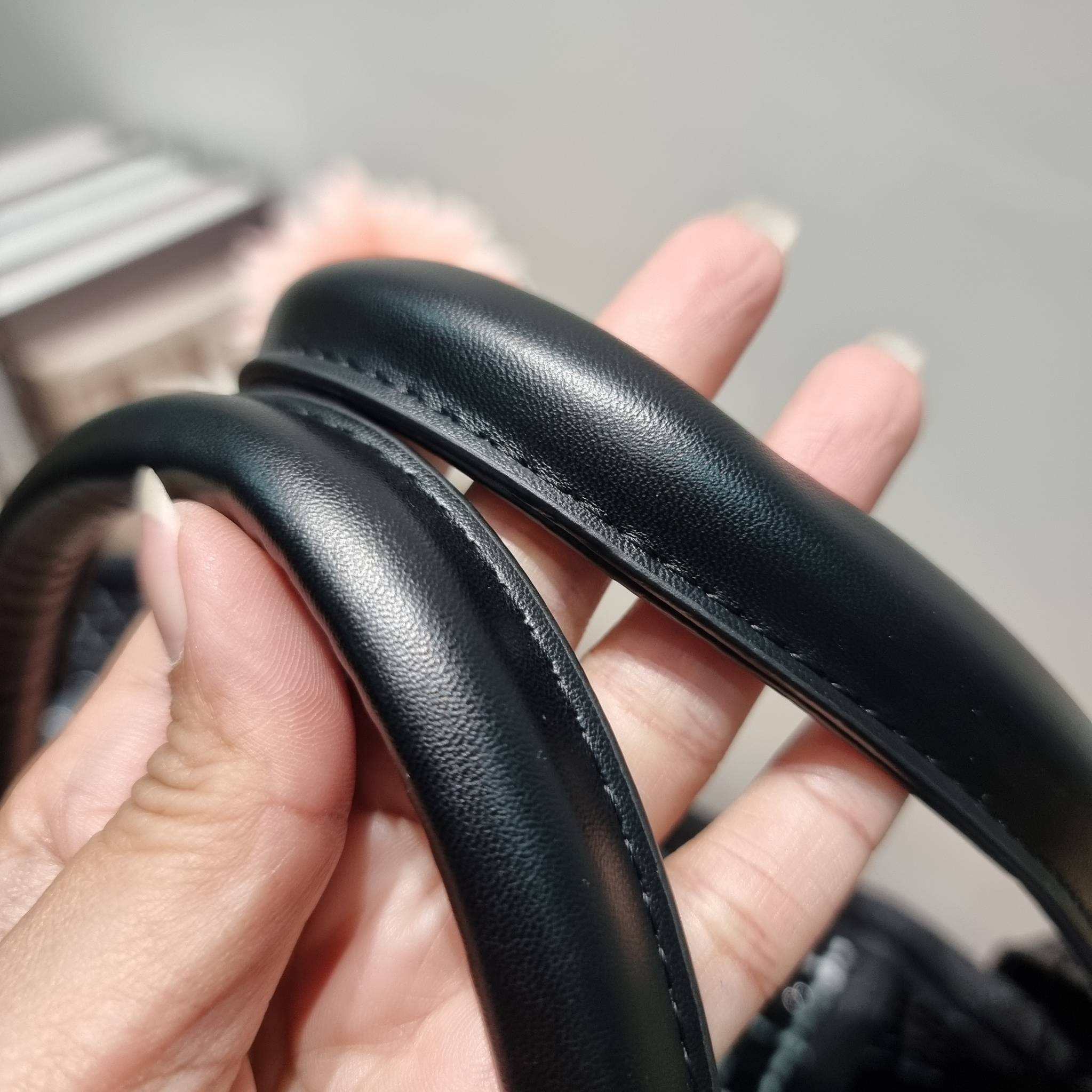 CHANEL LARGE TOTE BAG / CHANEL DEAUVILLE TOTE / CHANEL TOTE BAG กระเป๋าสะพายผ้าทวิต ทรงโท้ทใบใหญ่ ต้อนรับเทศกาลท่องเที่ยวช่วงสิ้นปีนี้ ใครมองหากระเป๋าสะพายไปเที่ยว ใบนี้น้องตอบโจทย์แน่นอน ด้วยดีไซน์โทนสีที่ใช้ได้กับทุกโอกาส และขนาดกว้างที่จุของได้แบบไร้กั