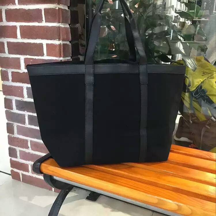 New Arrival! Victoria's Secret Canvas Large Tote Bag♡ กระเป๋าสะพายใบใหญ่ จุของได้คุ้ม! วัสดุทำจากผ้า canvas เต็มใบ น้ำหนักใบ ด้านหน้าแต่งโลโก้แบรนด์สีทอง มีพู่เก๋ดีไซน์สวย ด้านในบุผ้าปั้มแบรนด์ ใส่ของได้เยอะจุใจ จะถือไปเที่ยวหรือไปเรียน ก้น่าร