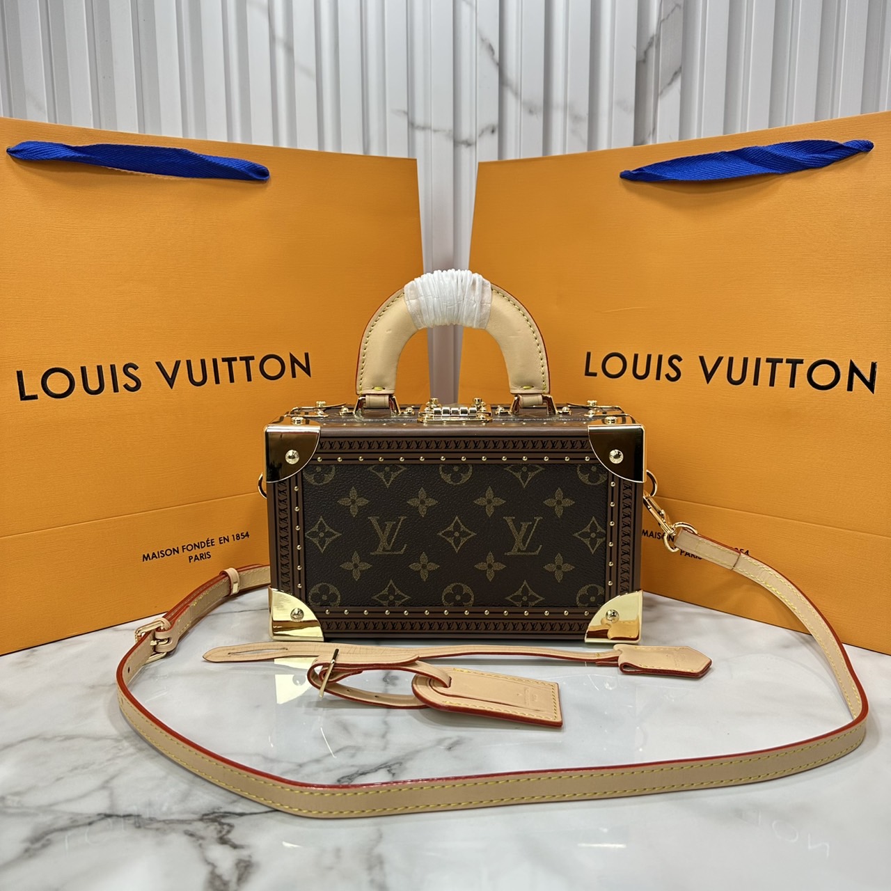 ORI หนังแท้ | LV Petite Valise Trunks S-lock Monogram canvas กระเป๋าสะพายทรงทรังค์ดีไซน์ขนาดเล็กพกพาสนุก เปี่ยมไปด้วยพลังและหรูหรา แคนวาสเคลือบลายโมโนแกรม ตัดขอบด้วยหนัง และฮาร์ดแวร์สีทอง ทรังก์เดินทางสไตล์เฟมินีนที่คุณควรมีในครอบครอง