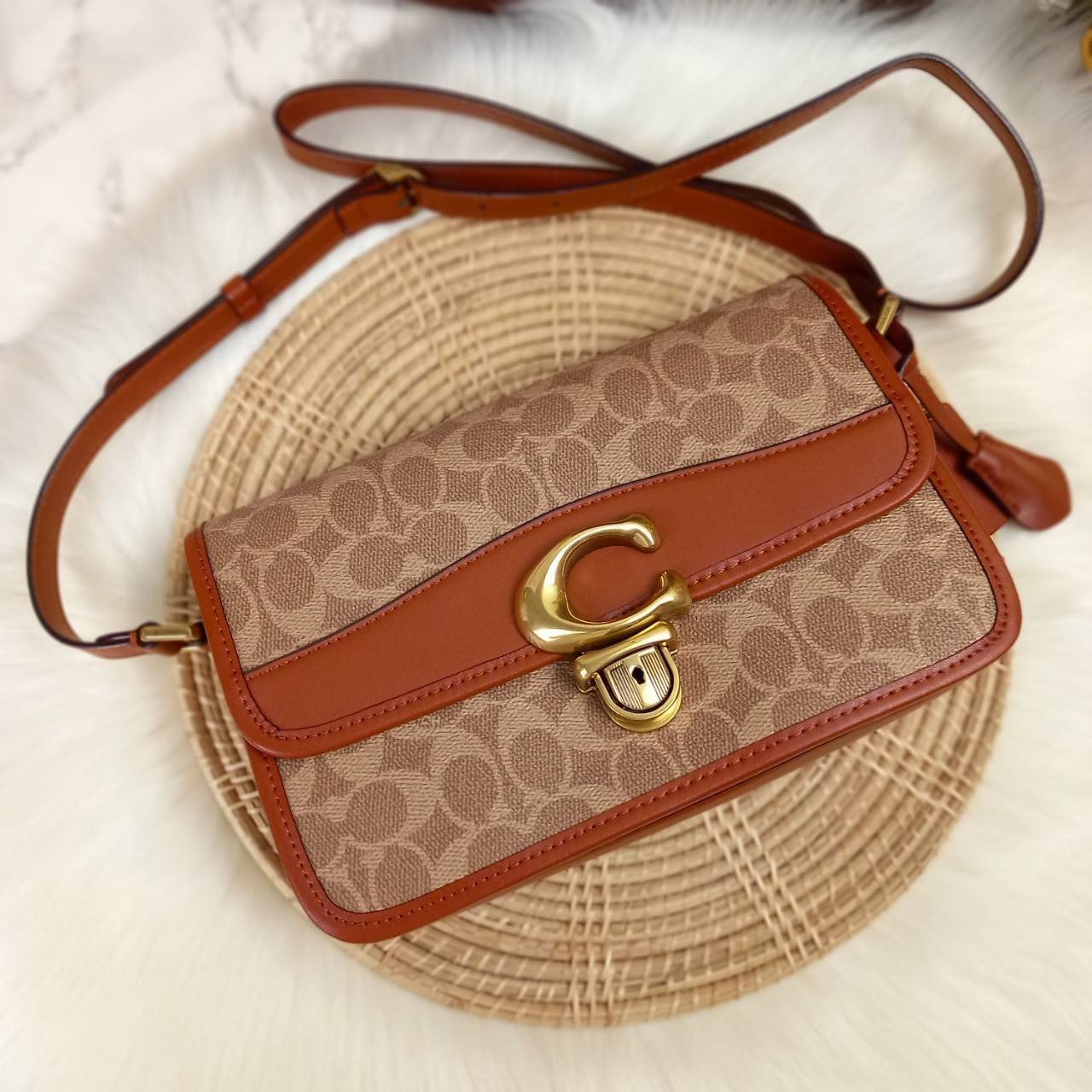 OUTLET 】COACH STUDIO SHOULDER BAG IN SIGNATURE CANVAS (COACH C6639) โอ้โห!! ตลึงเลย สวยฟาดมากๆเทอ!! 🌺ห้ามพลาดนะยูวว🤩รุ่นคลาสสิค เรียบหรู ดูแพงสุดๆ //พร้อมส่งก่อนใคร ยังไม่มีในช็อปไทยนะยูวว😘//กระเป๋าสะพาย คลอสบอดี ดีไซน์เฉียบ สายปรั