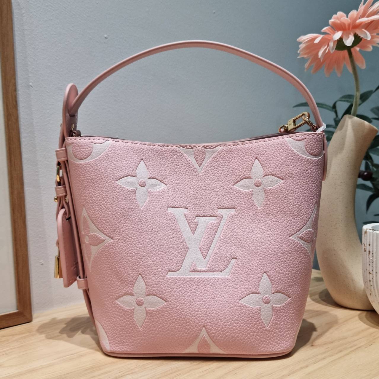 LV All In BB Bag กระเป๋าทรงบัคเก็ตที่มาแรงมากๆตอนนี้ พร้อมสีใหม่ต้อนรับวาเลนไทน์ รูปทรงคลาสสิคสะดวกใช้ ดีไซน์ลูกเล่นสนุกๆ ปรับเปลี่ยนรูปทรงกระเป๋าได้ไม่น่าเบื่อ ด้านข้างตกแต่งพวงหนังห้อยพร้อมกุญแจ