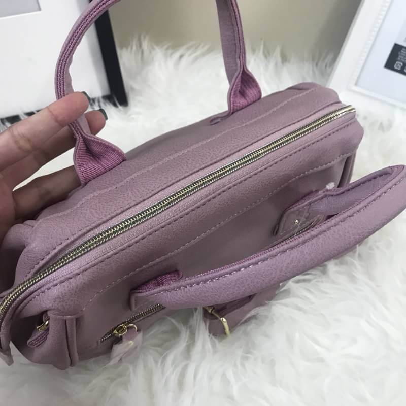 มาใหม่ชนช็อป Anello Boston Bag PU 2 way รุ่นสุดฮิตแห่งปี Anello Boston Bag ใหม่ล่าสุด รุ่น PU หนังนิ่มสวย ทรงนี้ฮิตอยู่แล้ว พอมีรุ่นหนังออกมา ก็ยิ่งขายดีมากๆค่ะ รูปทรงสี่เหลี่ยม ใบขนาดกลางกำลังดี มาพร้อมสายสะพายยาวที่ปรับระดับได้ free หนังสวยมากๆ น้ำหนักเ