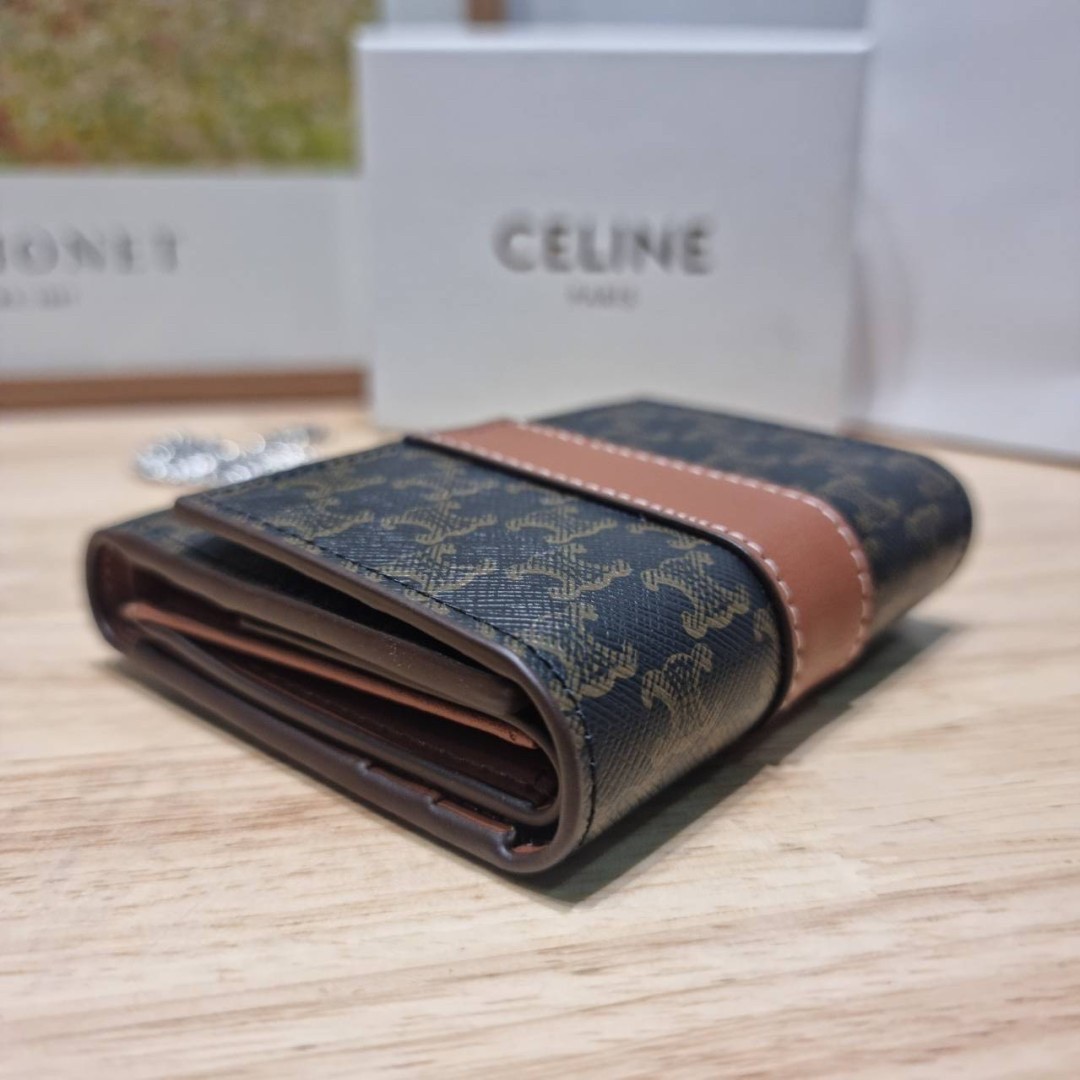 Celine small trifold wallet กระเป๋าสตางค์ดีไซน์สุดคลาสสิค วินเทจ เรียบง่ายแต่หรูหรา และยังมาพร้อมกับสายโซ่ สำหรับคล้องสะพายข้าง สะพายไหล่ได้ เริ่ดเว่อร์!