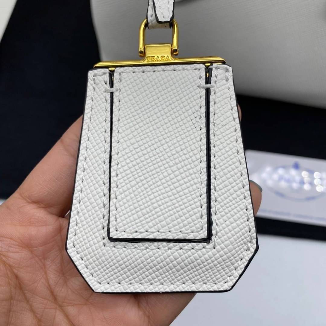 25cm Prada Small Saffiano Leather Double Bag / Prada Double Bag กระเป๋าสะพายพราด้า อีกหนึ่งรุ่นฮิต ให้พื้นที่จุของกว้างขวาง เป็น Tote Bag ใช้งานง่าย ได้ทุกที่ ทุกโอกาส ด้วยขนาดของกระเป๋าที่สามารถจุของได้หลากหลาย เป็นอีกรุ่นที่เหมาะสมสำหรับการเป็น Everyday