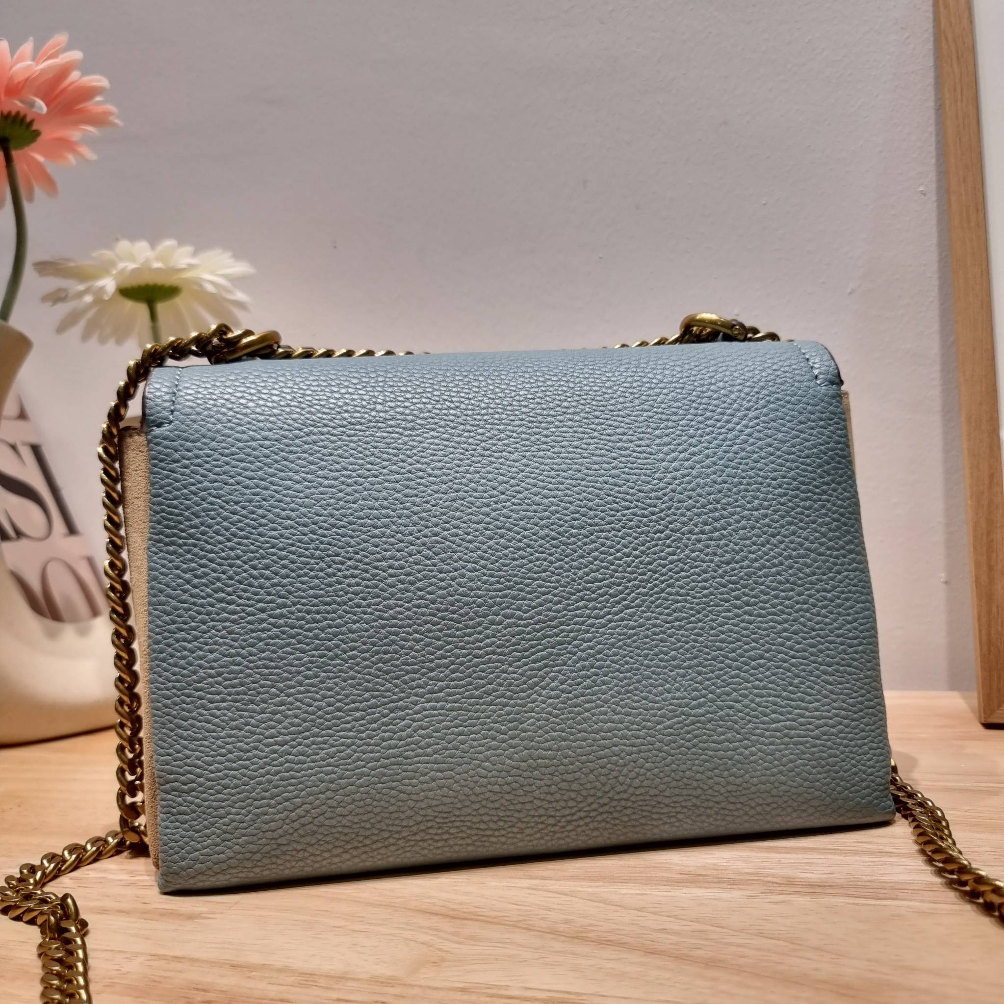 TORY BURCH LIMITED-EDITION SHOULDER BAG รุ่นลิมิเต็ด กับกระเป๋าสะพายไหล่ทรงผู้ดี ที่ผลิตมาในจำนวนจำกัด โดดเด่นด้วยอะไหล่ทองคลาสสิคหรูหรา