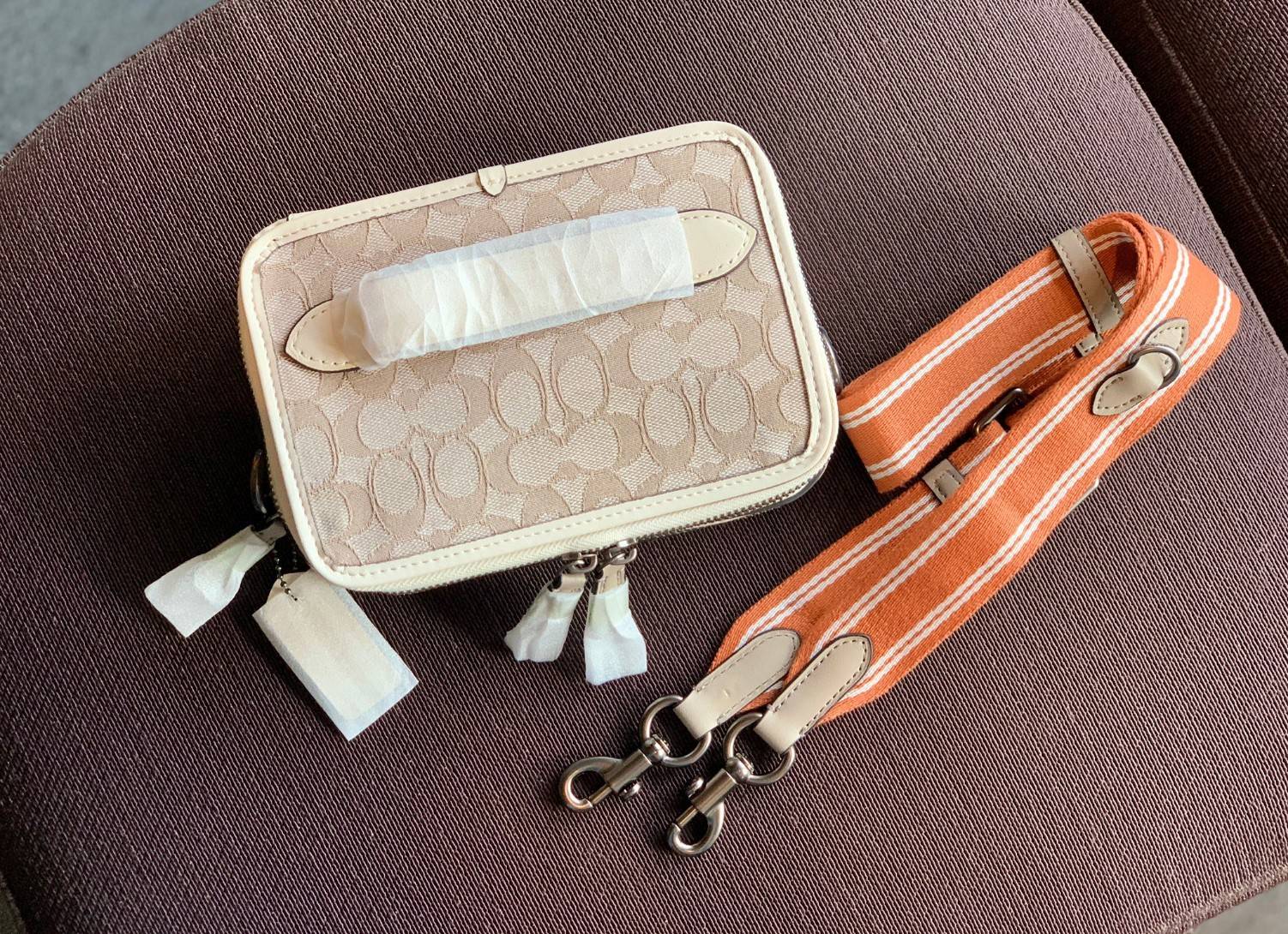 COACH CHARTER CROSS BODY IN SIANATURE JACQUARD((C3780)) 💋พร้อมส่ง สินค้าออกใหม่ ไม่มียังไงไหว!! ✔️กระเป๋าสะพายครอสบอดี้ร์ หรือสามารถสอดมือตรงหนังด้านหน้าถือแบบเก๋ๆได้ด้วยค่าา วัสดุJacquardทอบายแบรนด์อย่างดี ผสมหนังแท้ ได้ลงตัวสวยงาม น่าใช้