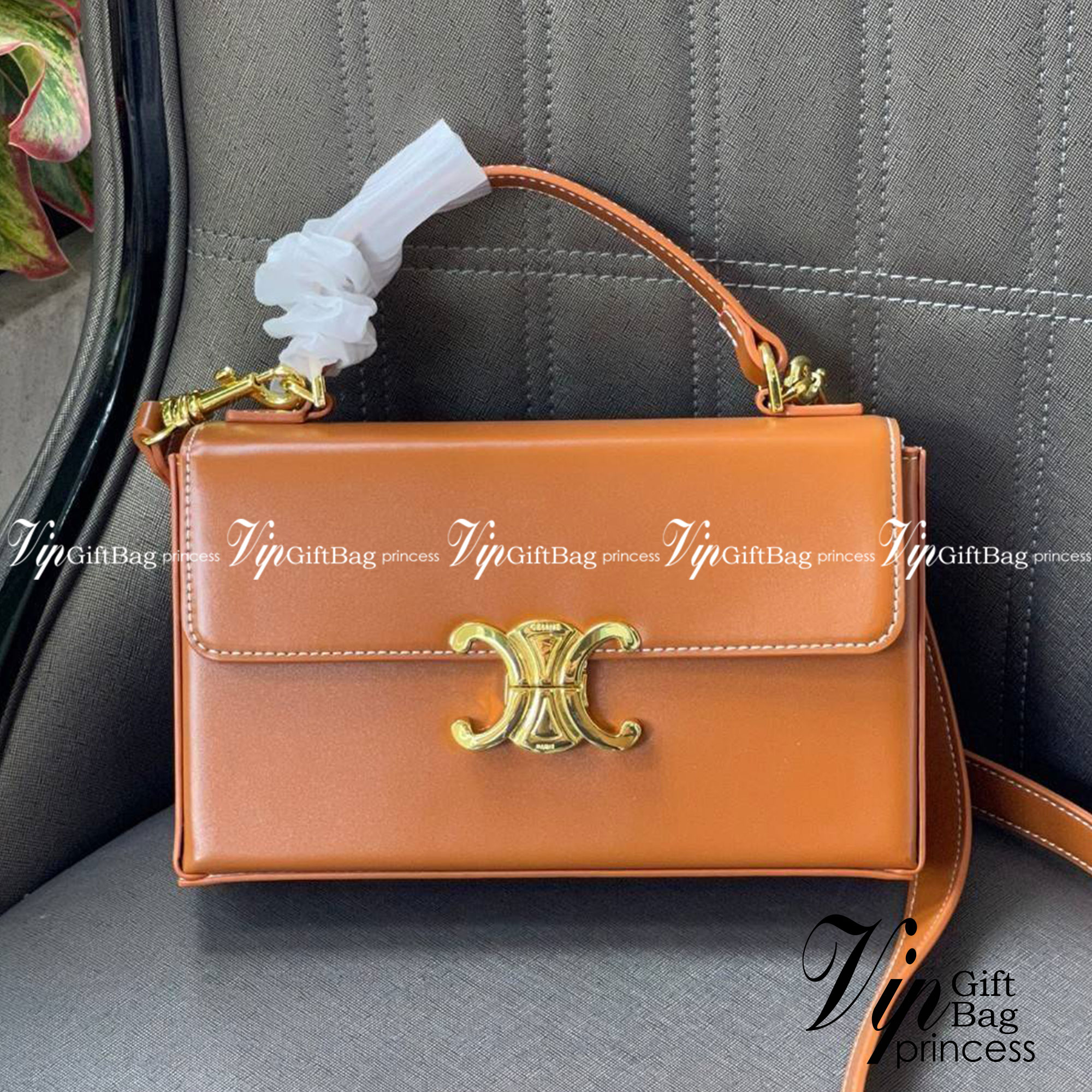 Celine Triomphe shoulder handbag Bag / Celine box triomphe in Natural Calfskin Tan กระเป๋าสะพายเรียบหรูและดูทันสมัยใบนี้ออกมา ให้คุณเลือกสะพายในชีวิตประจำวันเข้ากับการแต่งตัวสบาย ๆ หรือถอดสายถืงออกงานปาร์ตี้สังสรรค์ ก็ช่วยให้คุณดูโดดเด่นได้เช่นกัน นอกจากน