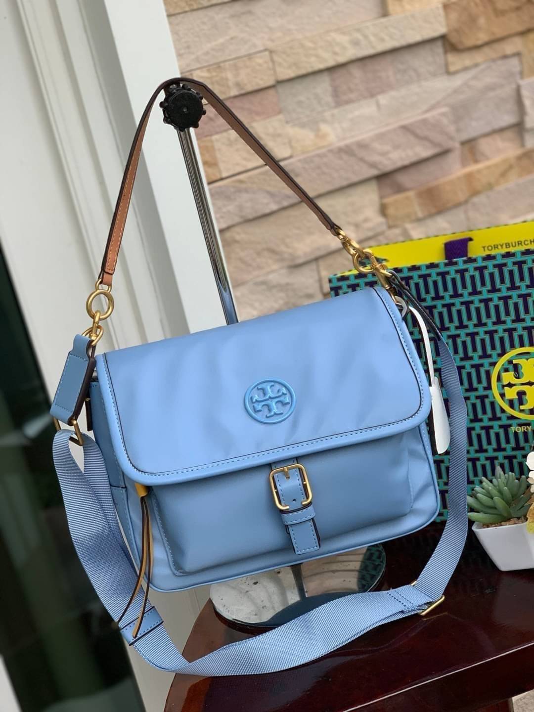 ของแท้ 💯% Tory Burch logo patch satchel bag อีกหนึ่งแบรนด์ดังจากนิวยอร์ก ที่เหล่าดาราเซเลปใช้กันทั่วโลก ด้วยดีไซน์ที่เป็นเอกลักษณ์ เข้ากับยุคสมัย วัสดุ Nylon waterproof ที่แข็งแรงและทนทาน