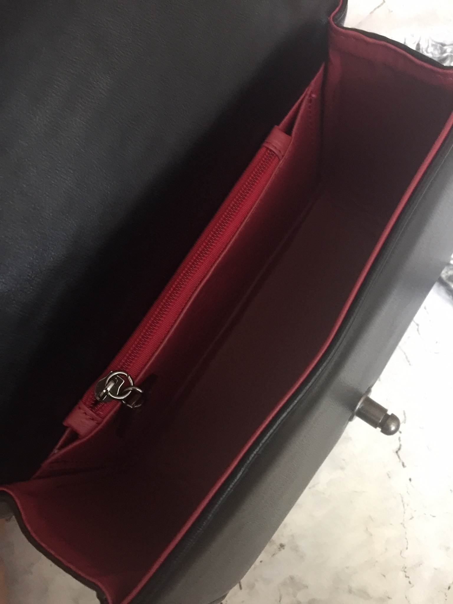 New Arrival!! Keep chain medium shoulder bag กระเป๋าทรงยอดฮิตคะ รุ่นนี้รับประกันความสวย ตัวกระเป๋าหนังเนื้อดี ขนาดกะทัดรัด ภายในสีแดง มีช่องใส่ของจุกจิก สายโซ่ปรับได้ 2 แบบทั้งสายสั้น สายยาว สะพายพาดลำตัวได้คะ น่ารักมาก ใส่ มิกส์ ได้ง่ายกับทุกชุด ใบนี้แนะ