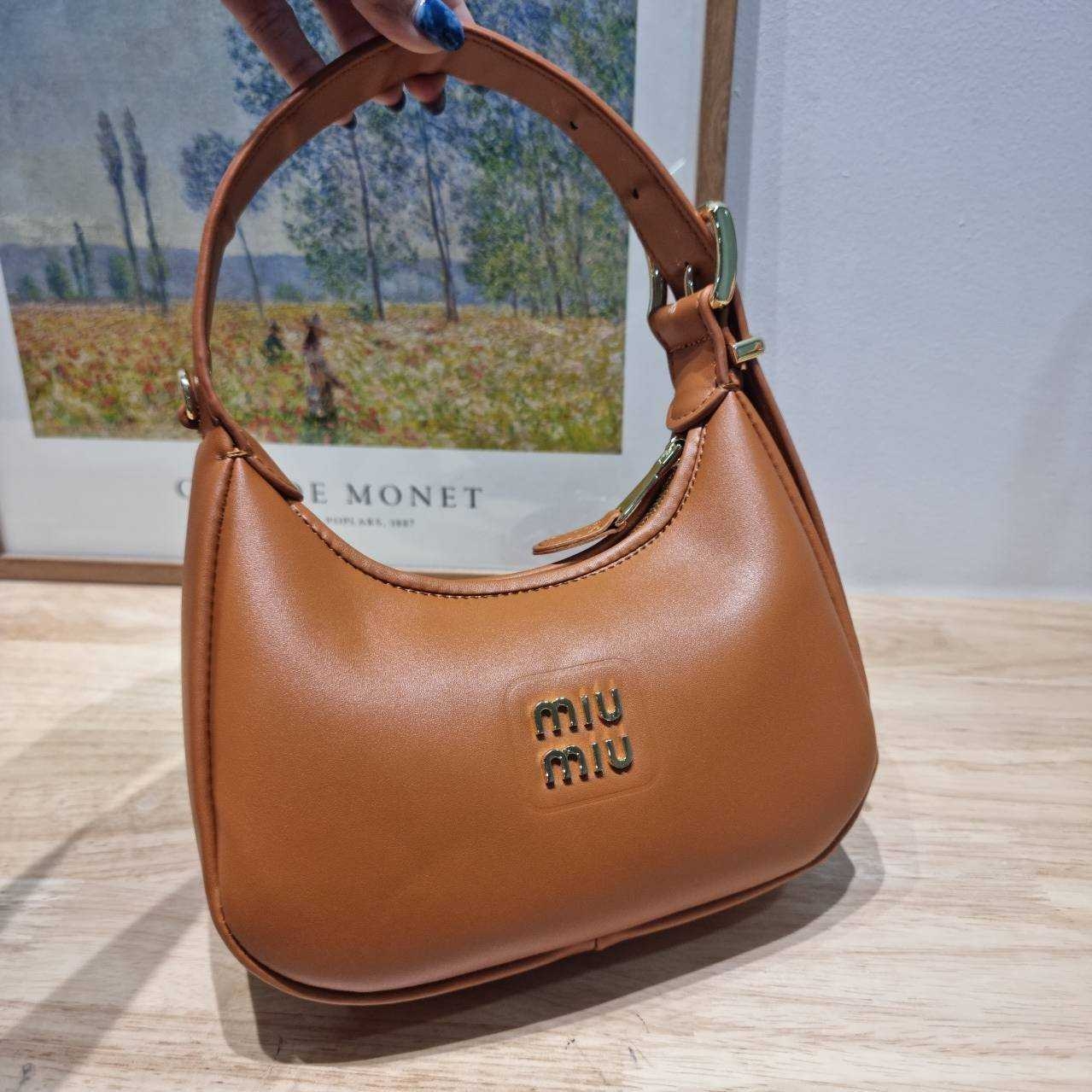 MIU MIU ZIP LEATHER TOP HANDLE BAG กระเป๋าสะพายไหล่/สะพายข้าง ทรงเก๋ ใช้งานง่าย เรียบหรูดูลัคชูสุดๆ