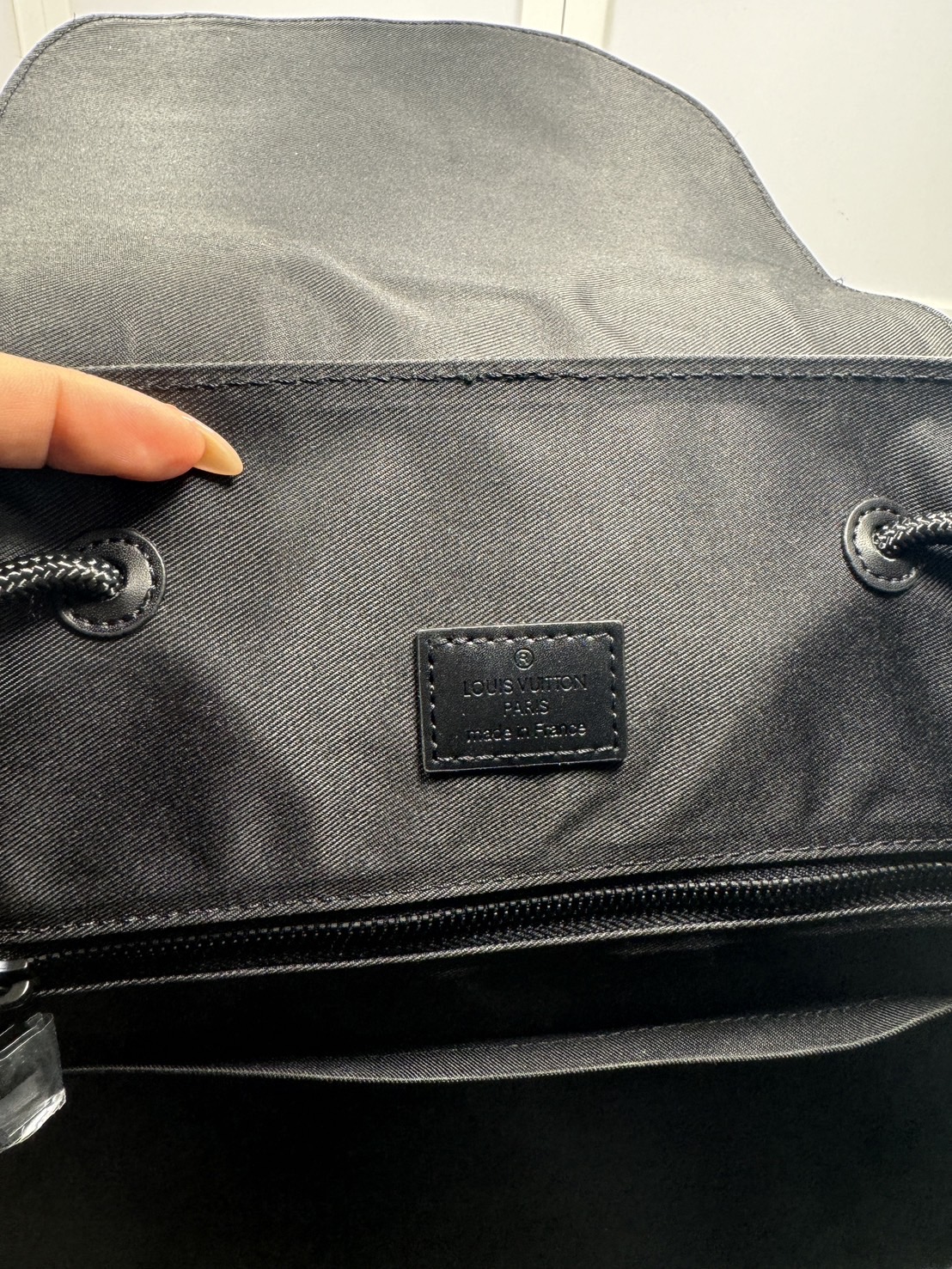 LV Christopher MM Backpack กระเป๋าเป้สะพายหลังขนาดกลาง สีดำเต็มใบสวยคลาสสิก ปั้มลายโมโนแกรม ตอบโจทย์การใช้งานด้วยช่องกระเป๋าด้านข้าง 2 ช่อง ดีไซน์กระดุมกดและสายรูดเพิ่มความปลอดภัยในการพกพาสิ่งของด้านใน