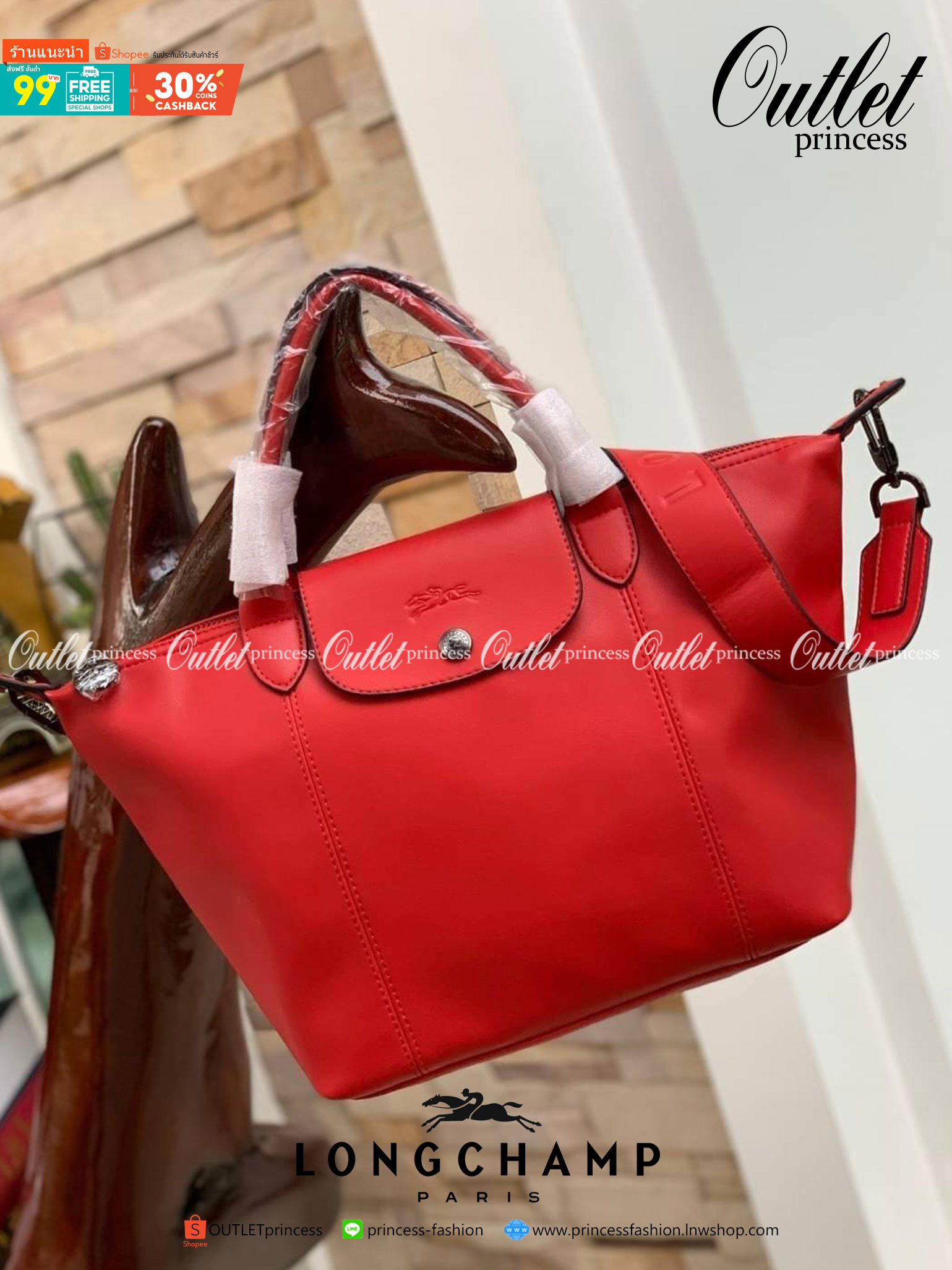 Longchamp LE PLIAGE CUIR TOP HANDLE BAG S เรียกว่าเป็นกระเป๋าอีกหนึ่งรุ่นที่ไม่ว่ายังไงก็ฮอตฮิตและติดเทรนด์ตลอดไม่เคยเปลี่ยนกับ ทรง Le Pliage Cuir หนึ่งในตระกูลกระเป๋าสุดไอคอนิกจากแบรนด์ เมื่อรุ่น Le Pliage Cuir ในรูปแบบของหนังแกะ Metis ได้ถือกำเนิดขึ้นใน