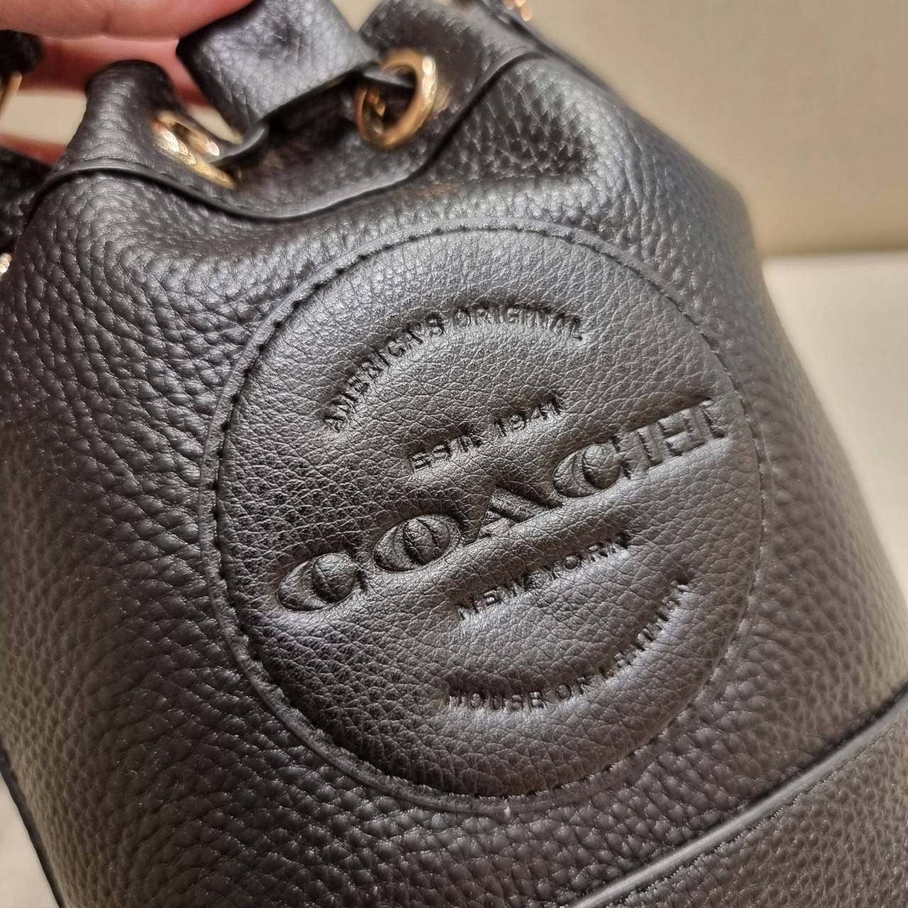 COACH C5121 DEMPSEY DRAWSTRING BUCKET BAG 15 WITH COACH PATCH น้องคนสวยมาใหม่จ้า ละมุนคุณหนูต้องมาอีกแล้วแหละ กระเป๋าทรงถังไซส์มินิ ใช้งานง่ายด้วยการรูดหนังปิดรอบปากกระเป๋า ทุกอย่างลงตัวที่สุด!! มาพร้อมตัวห้อยรูปหัวใจสีทองกุ๊กกิ๊ก น่ารักมากๆ มีหูหิ้วในตัว