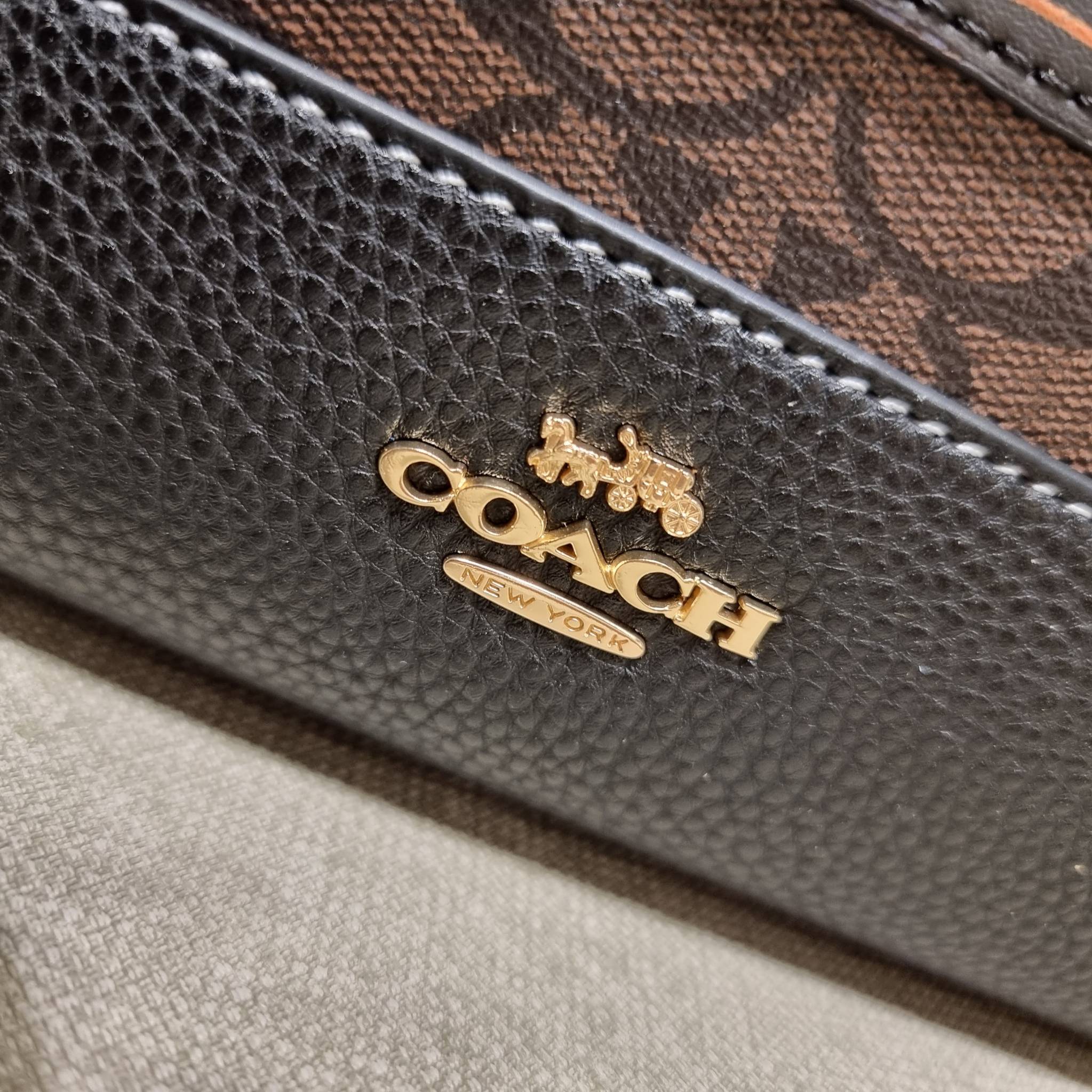 OUTLET 】COACH C6921 DEMPSEY CARRYALL IN SIGNATURE CANVAS WITH SOUVENIR SKYLINE APPLE ใหม่ล่าสุด จัดใหญ่ให้ไปเลย!! กระเป๋าทรงโท้ทไซส์ใหญ่กำลังสวย ใส่ของได้แบบจุๆ โดดเด่นด้วยโลโก้สุดหรู วัสดุหนังแคนวาสคุณภาพดีสลับหนัง pepble ภายในกระเป๋าเป็นช่องโล่ง ใส่ของส