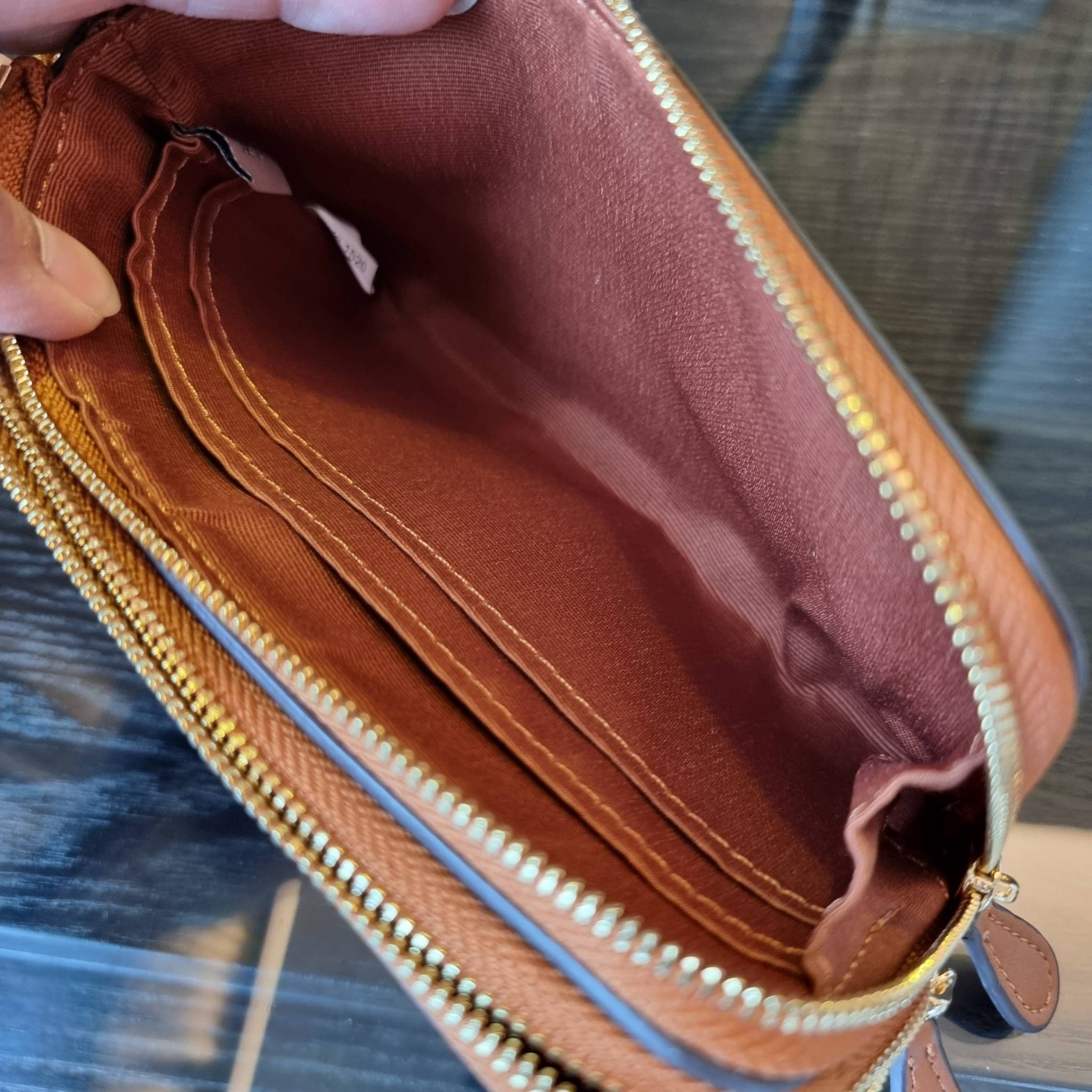 COACH F87591 DOUBLE CORNER ZIP WALLET IN SIGNATURE COATED CANVAS คล้องมือรุ่น 2 ซิป!! มาแล้วจ้า 🌟🤗 ไซส์นี้คือเหมาะมือจริงๆ พกง่ายเช่นเคย ไม่ต้องกังวลว่าจะเกะกะหรือกินพื้นที่กระเป๋าหลัก วัสดุหนังแคนวาสเคลือบลาย มีช่องหลักแยก 2 ช่อง ภายในบุผ