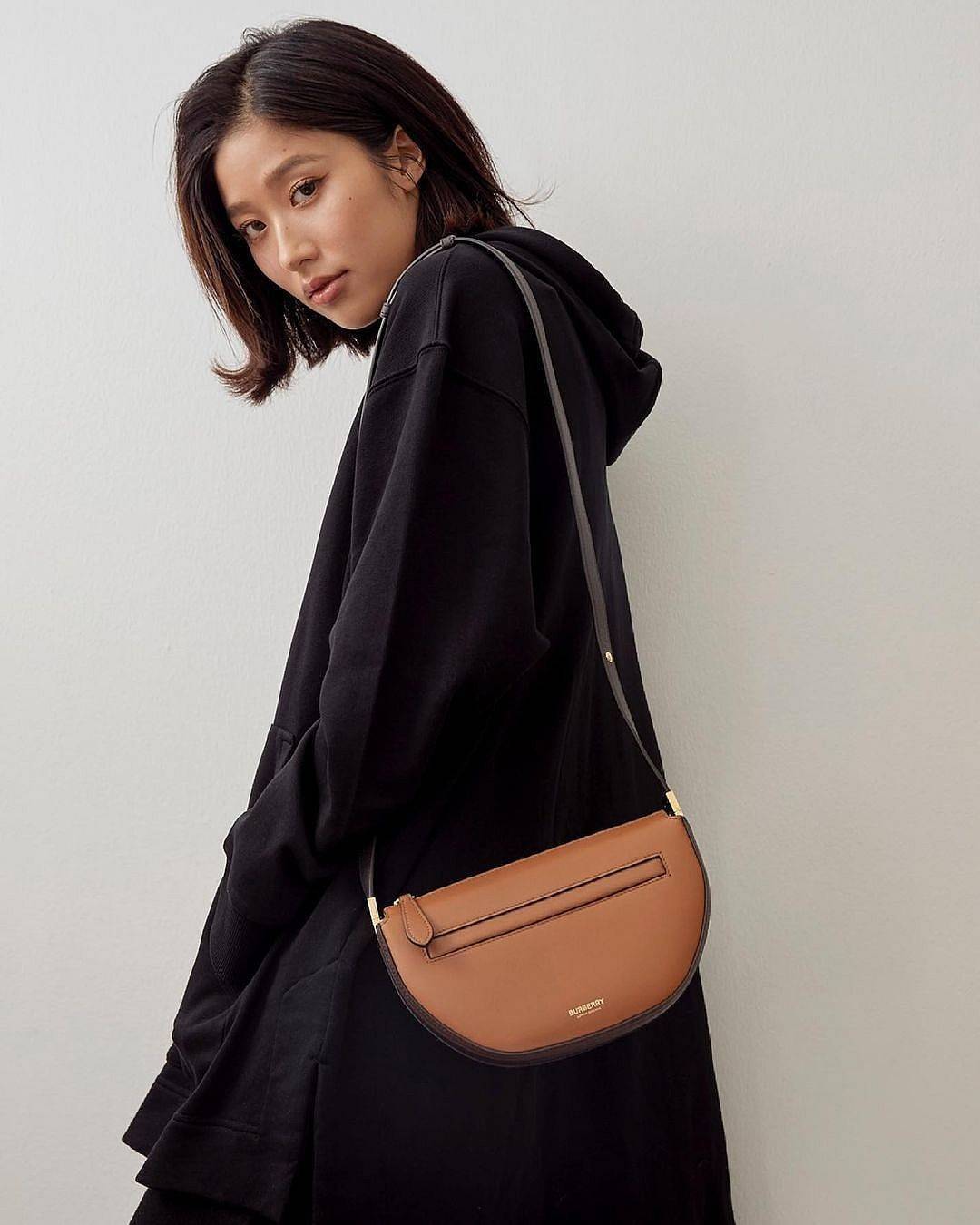 BURBERRY FRAGRANCES HALFMOON BAG VIP GIFT WITH PURCHASE (GWP) กระเป๋าสะพายพรีเมี่ยมกิ๊ฟ Limited Edition รุ่นใหม่จากน้ำหอม BURBERRY DUTY FREE วัสดุหนังแท้ CalfSkin ดีไซน์สวยหรูอยู่ทรงมีโลโก้แบรนด์และช่องซิปด้านหน้า ด้านหลังมีช่องใส่ของ เปิดปิดด้วยฝาปิดแม่เ