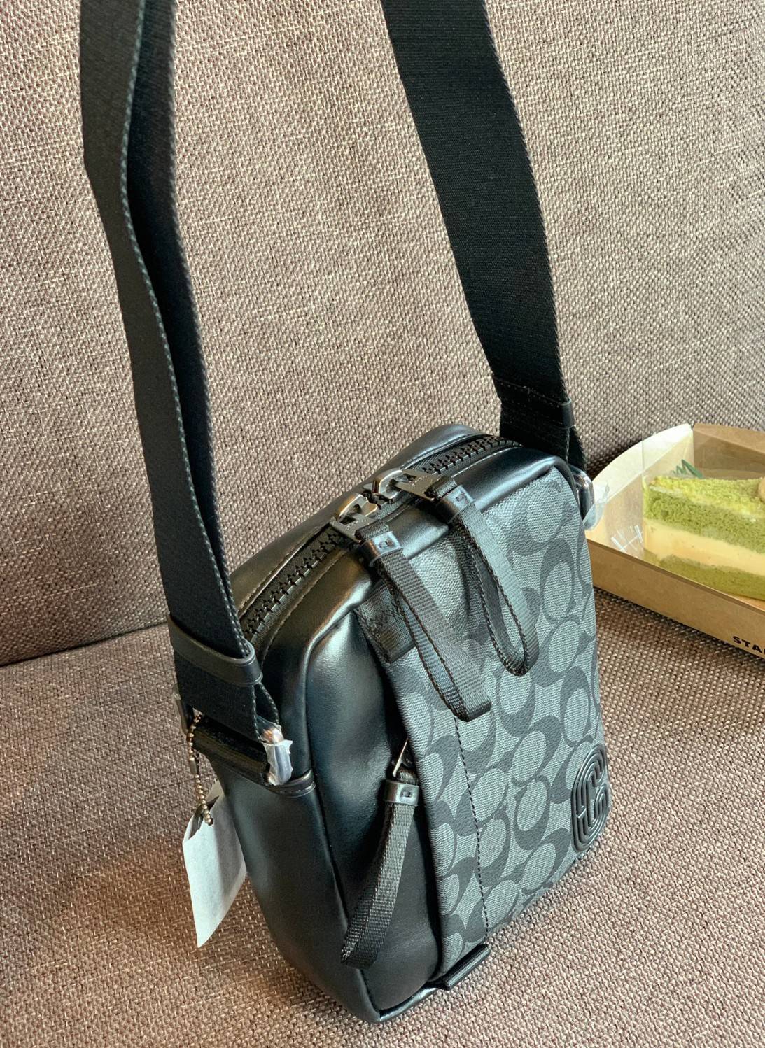 รุ่นที่คุณผู้ชาย2021 ต้องมีค่ะ💥 COACH 6788 EDGE STRADDLE SHOULDER BAG พร้อมส่งที่ไทย น่าใช้มากๆค่าา🔥 กระเป๋าสะพายแบบครอสบอดี้ร์ ทรงสวย หนังแท้นิ่มอย่างดีค่ะ ด้านหน้ามีช่องซิปซ่อนให้หนึ่งช่องนะคะ เปิดปิดช่องหลักแบบซิปคู่ภายในลึก ใส่ของจำเป็