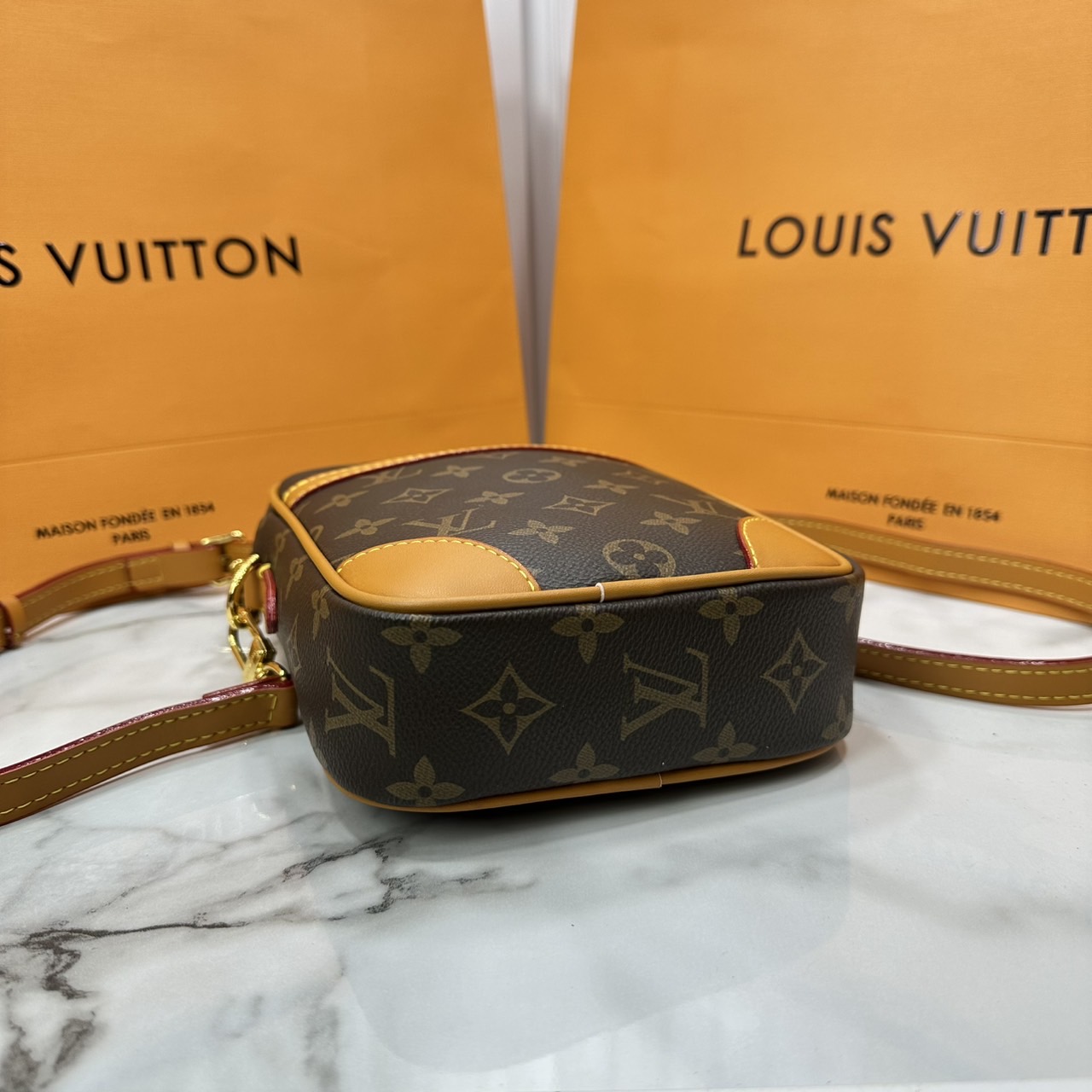 LV Danube bag Monogram Canvas / LV Phone Bag กระเป๋าสะพายทรงแมสเซ็นเจอร์ใบเล็ก ใช้เป็นกระเป๋าใส่โทรศัพท์ได้ ดีไซส์คลาสสิกวินเทจหรูหรา พิมพ์ลายโมโนแกรมขับเน้นลุควินเทจให้โดดเด่นสวยงาม