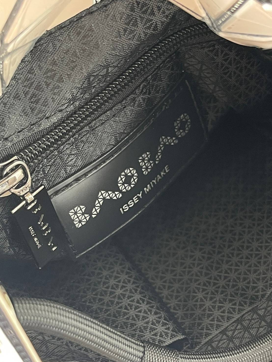 Baobao Issey Miyake Wring Small Bag กระเป๋าสะพายครอสบอดี้พร้อมสายรูดเปิดปิด สามารถปรับความยาวของสายได้ตามสไตล์ความชื่นชอบ ด้วยดีไซน์ทรงน่ารัก เหมาะสำหรับให้สาวๆหยิบใช้ในวันสบายๆ แต่เต็มเปี่ยมไปด้วยความคล่องแคล่ว ไฮไลต์ของซีซั่นนี้คือกระเป๋าที่มาพร้อมกับเช