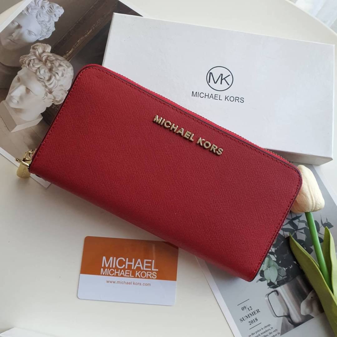MICHAEL KORS SAFFIANO WALLET กระเป๋าสตางค์ใบยาว หนัง SAFFIANO ซิปรอบ สวยหรู มาก อะไหล่ปั้มโลโก้แบรนด์ ด้านในมีช่องใส่บัตร เยอะม้ากกก อีกด้านมีช่องแบงค์ + ซิปใส่เหรียญ จุของได้เยอะจริงๆ ได้ สวยหรูดูดี อุปกรณ์ครบ รีบคว้าเลยคะ!