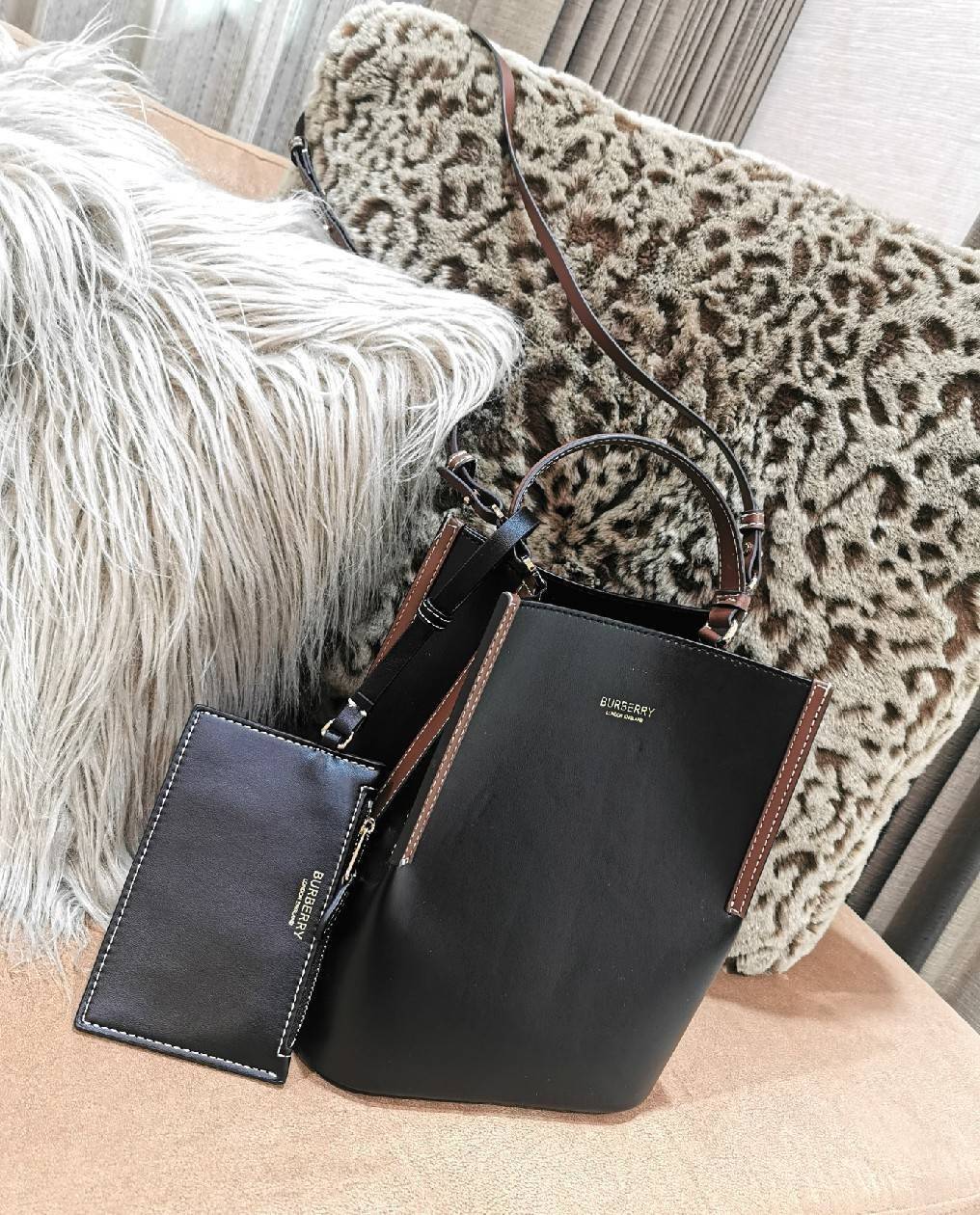 BURBERRY FRAGRANCES BUCKET BAG GIFT WITH PURCHASE พรีเมี่ยมกิ๊ฟ Limited Edition จาก BURBERRY PERFUME วัสดุหนังแท้ CalfSkin สวยหรูอยู่ทรง มาพร้อมกระเป๋าคลัชเล็กเข้าชุดกันสายคล้องสามารถถอดแยกใช้ได้ ภายในโล่งกว้างและจุสามารถใส่กล้อง มือถือ ของใช้ได้เยอะ หูจั