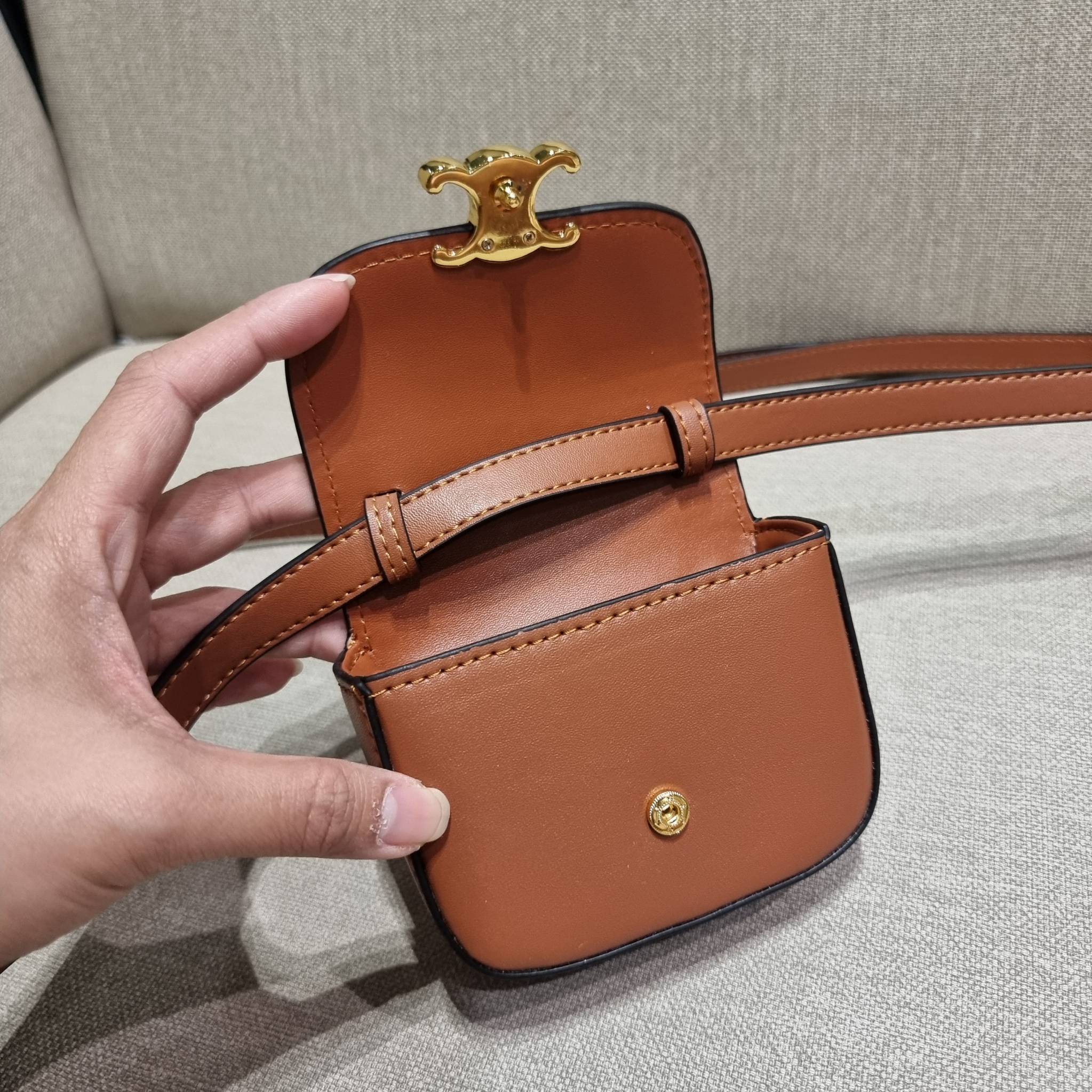 CELINE TRIOMPHE MINI BAG แรร์ไอเท็ม สีลิมิเต็ดในไซส์มินิ กับกระเป๋าสะพายที่เล็กแต่ปังมาก!! ดีเทลเรียบแต่หรู วัสดุหนังแท้ สีคลาสสิค เปิด-ปิดด้วยกระดุมแน่นหนา ภายในเป็นช่องโล่ง สายสะพายถอดได้ ปรับได้ตามชอบ ใบนี้สามารถใส่บัตร ใส่ธนบัตรได้ พกเป็นกระเป๋าสตางค์